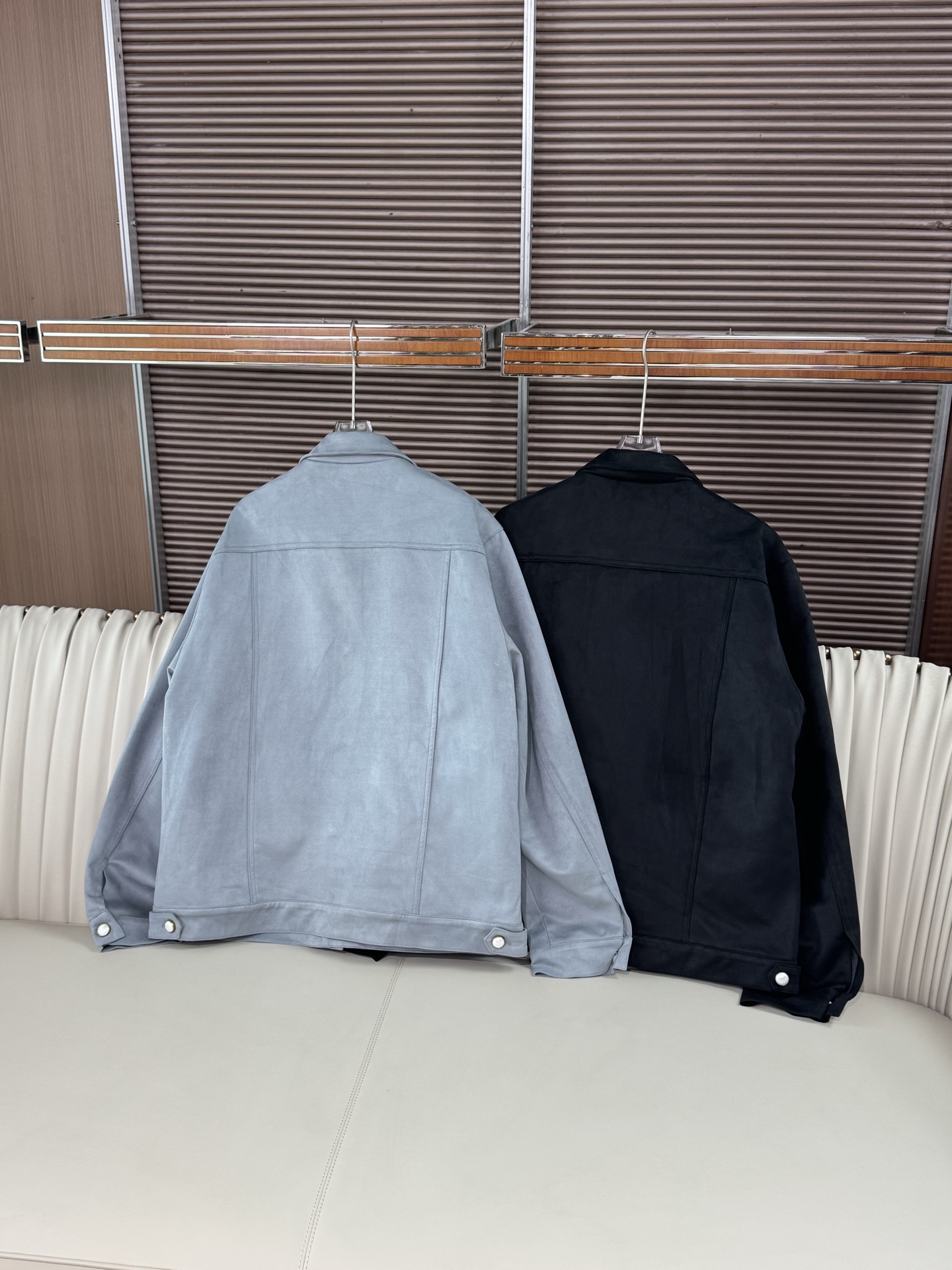 LV/路易威登 男装2025新品外套压花口袋蓝色绒面革小牛皮夹克面料采用100%小牛皮绒面革，触感细腻柔