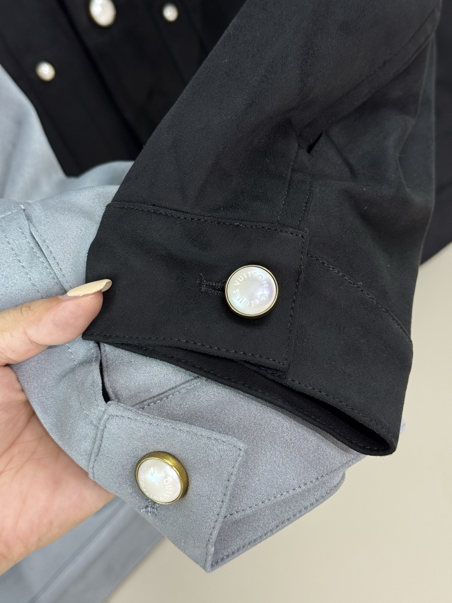 LV/路易威登 男装2025新品外套压花口袋蓝色绒面革小牛皮夹克面料采用100%小牛皮绒面革，触感细腻柔