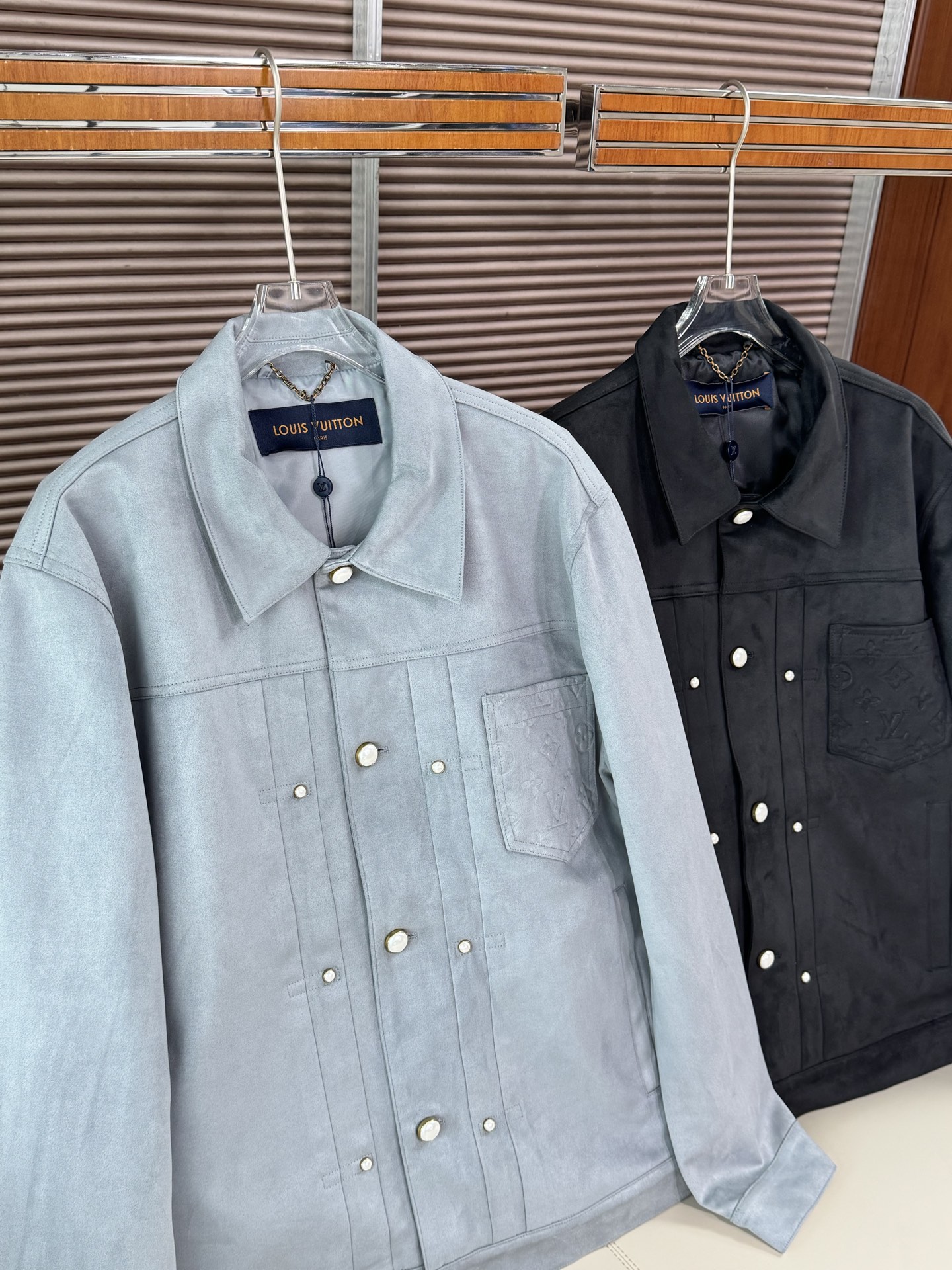 LV/路易威登 男装2025新品外套压花口袋蓝色绒面革小牛皮夹克面料采用100%小牛皮绒面革，触感细腻柔