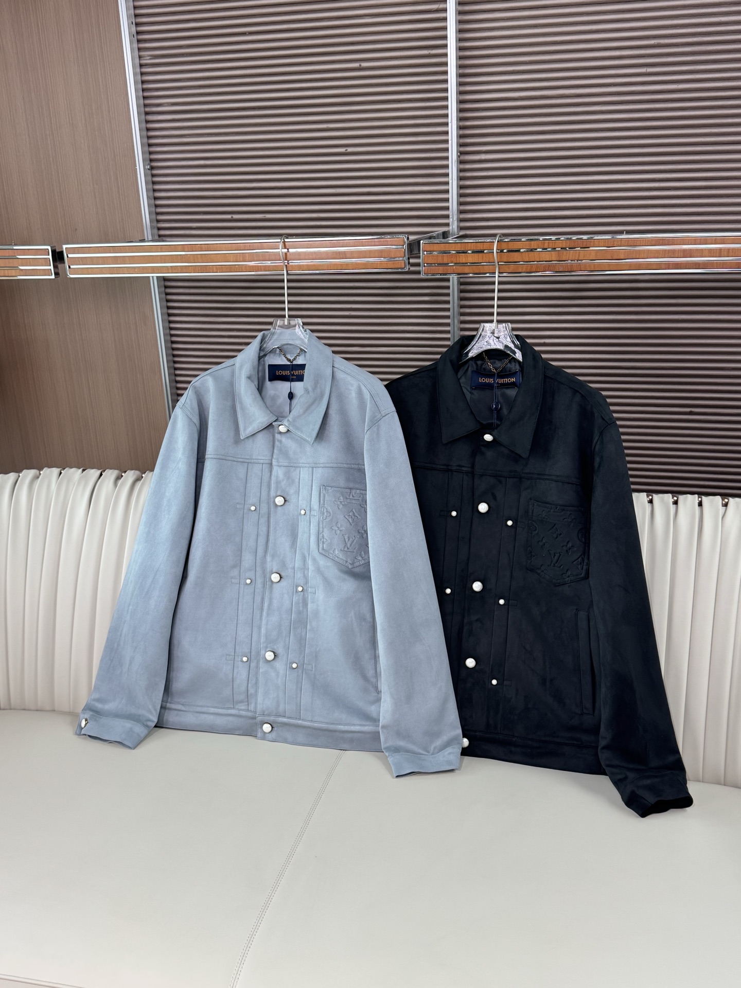 LV/路易威登 男装2025新品外套压花口袋蓝色绒面革小牛皮夹克面料采用100%小牛皮绒面革，触感细腻柔