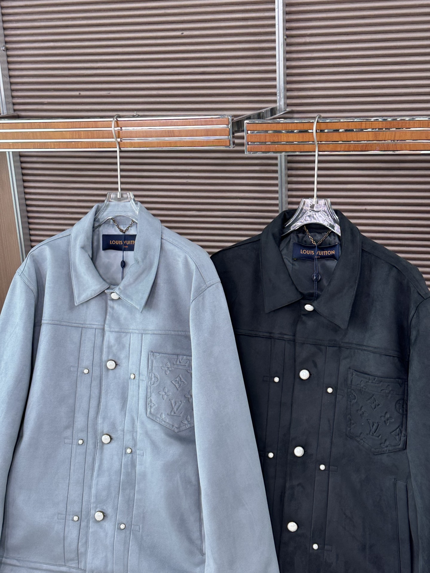 LV/路易威登 男装2025新品外套压花口袋蓝色绒面革小牛皮夹克面料采用100%小牛皮绒面革，触感细腻柔