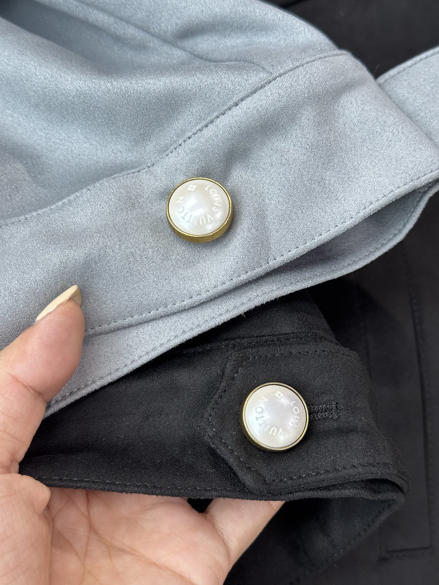 两个颜色：浅蓝色、黑色浅蓝色清新雅致，为整体造型增添柔和感；黑色经典百搭，更显沉稳大气，满足不同风格的穿