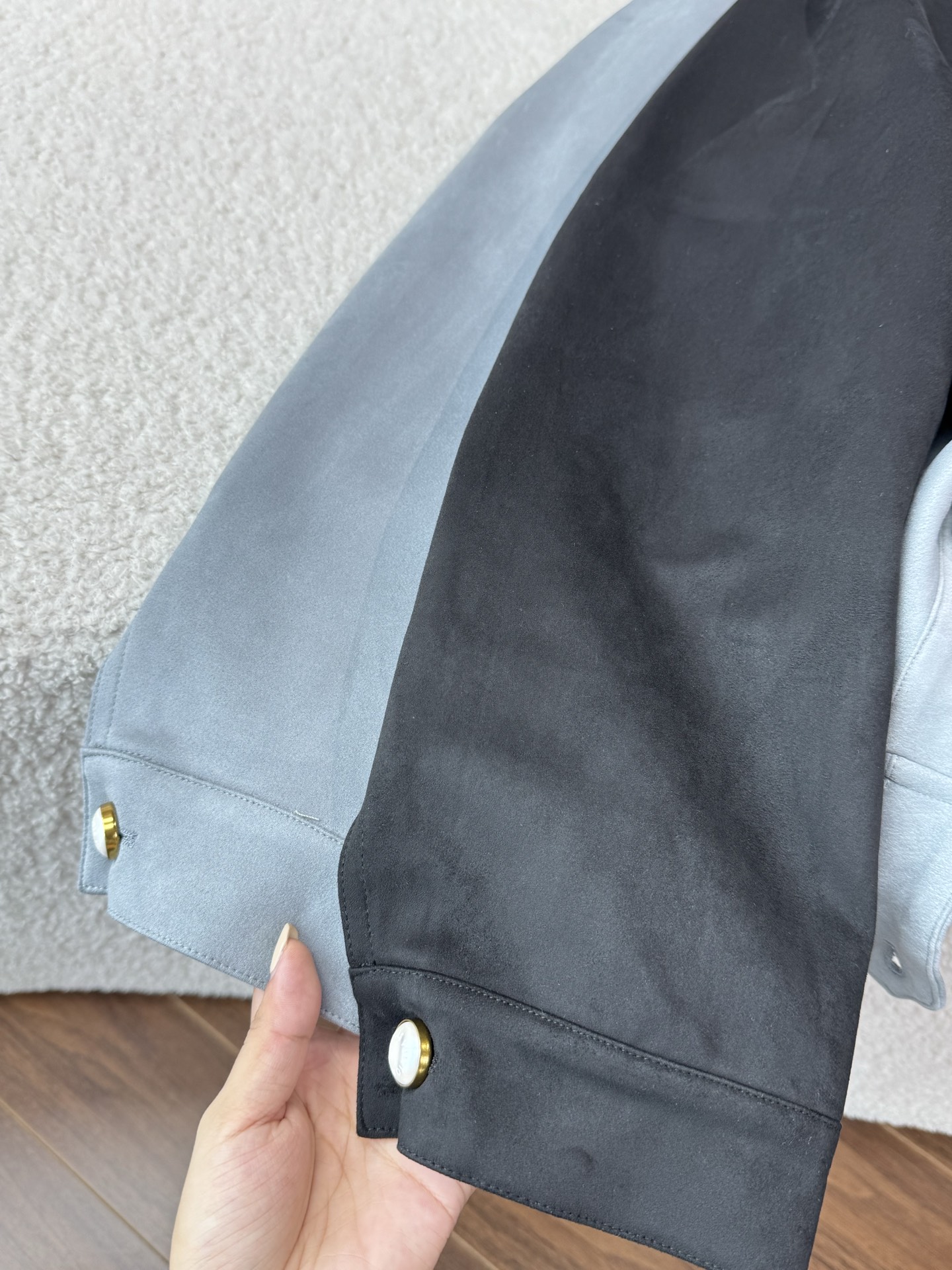 两个颜色：浅蓝色、黑色浅蓝色清新雅致，为整体造型增添柔和感；黑色经典百搭，更显沉稳大气，满足不同风格的穿