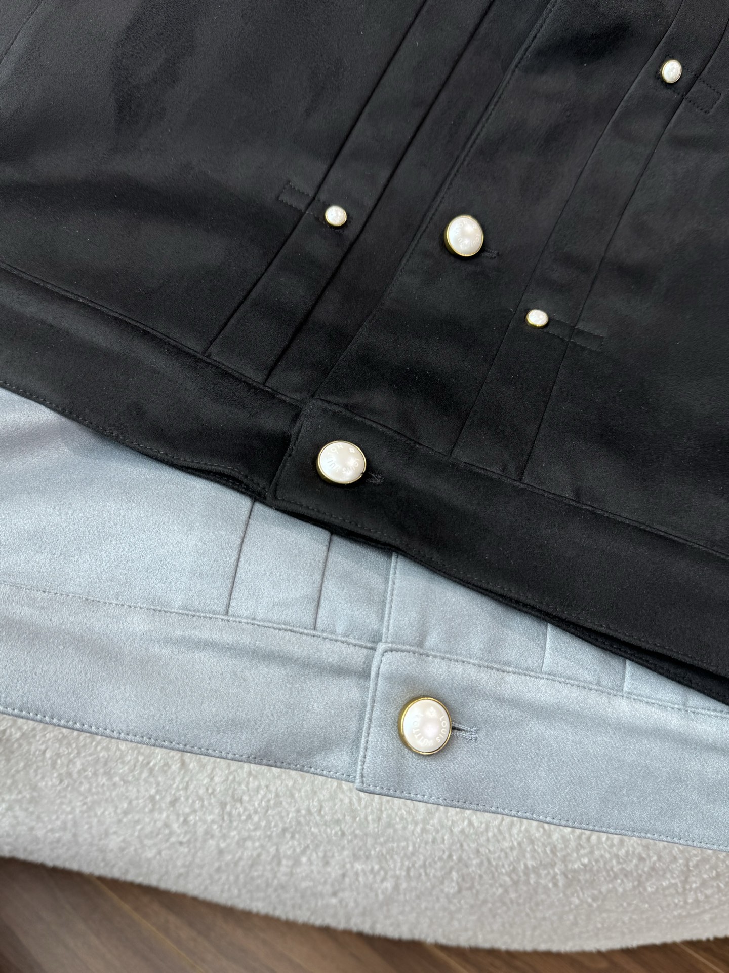 两个颜色：浅蓝色、黑色浅蓝色清新雅致，为整体造型增添柔和感；黑色经典百搭，更显沉稳大气，满足不同风格的穿