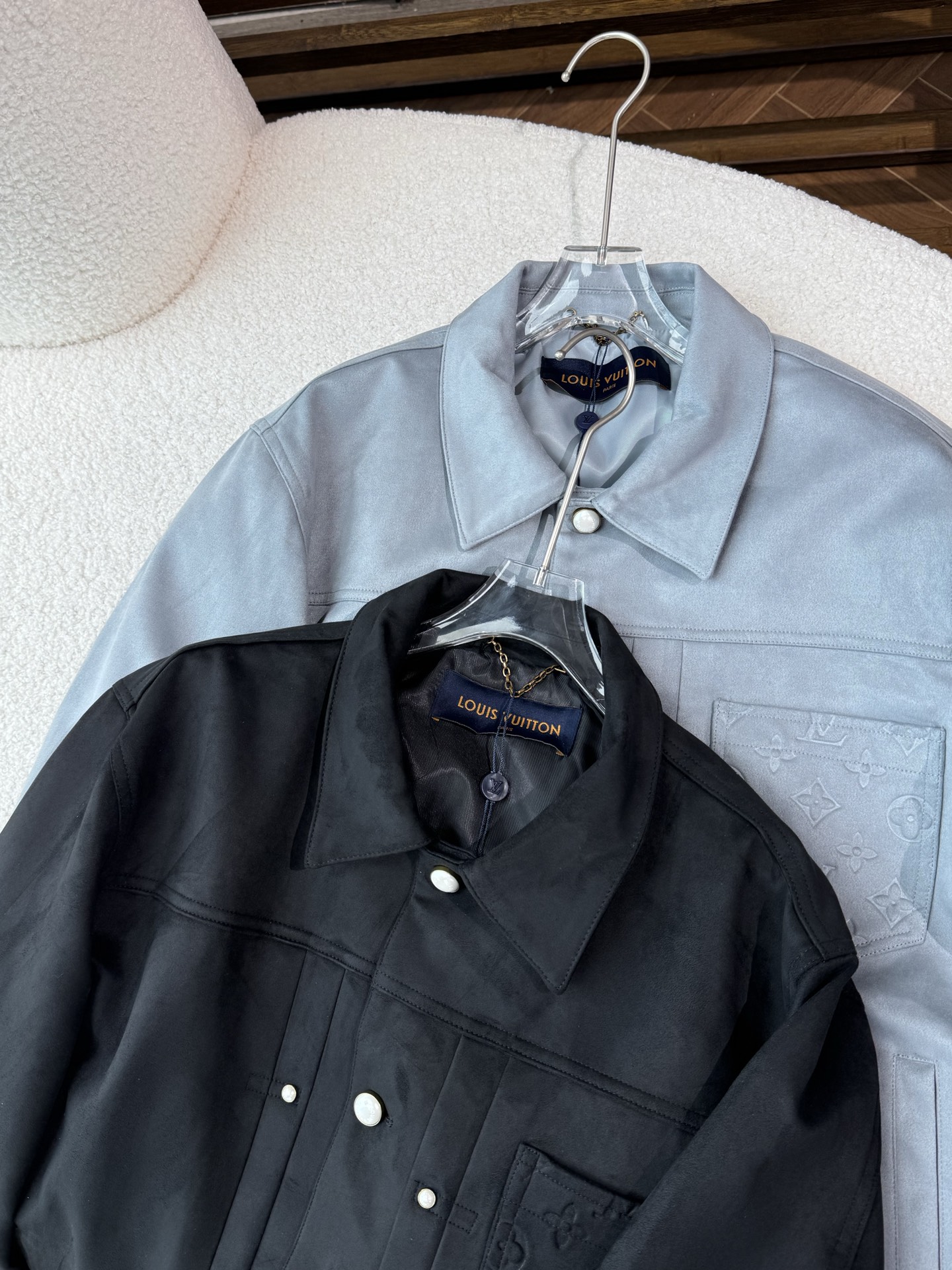 两个颜色：浅蓝色、黑色浅蓝色清新雅致，为整体造型增添柔和感；黑色经典百搭，更显沉稳大气，满足不同风格的穿