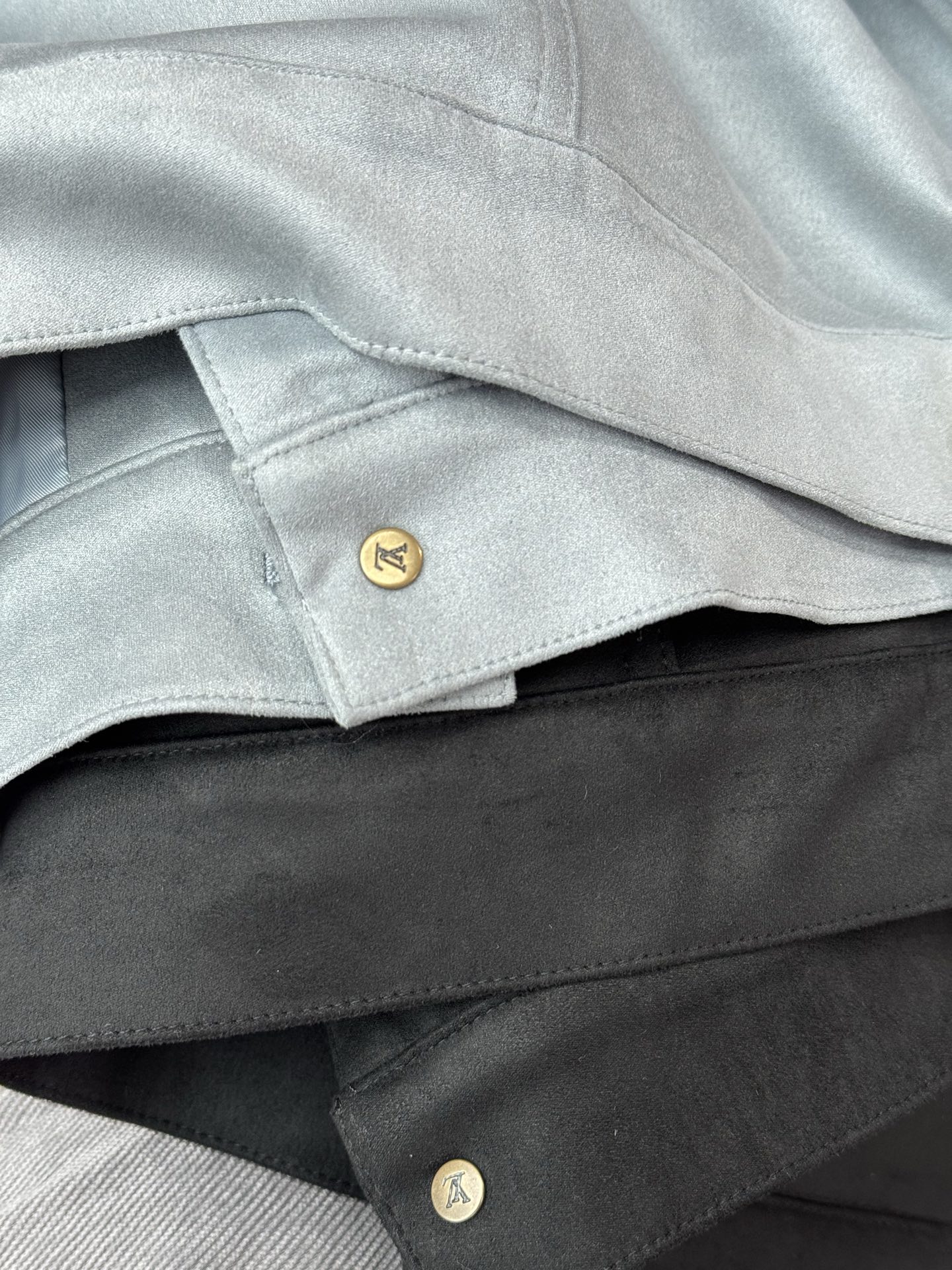 两个颜色：浅蓝色、黑色浅蓝色清新雅致，为整体造型增添柔和感；黑色经典百搭，更显沉稳大气，满足不同风格的穿