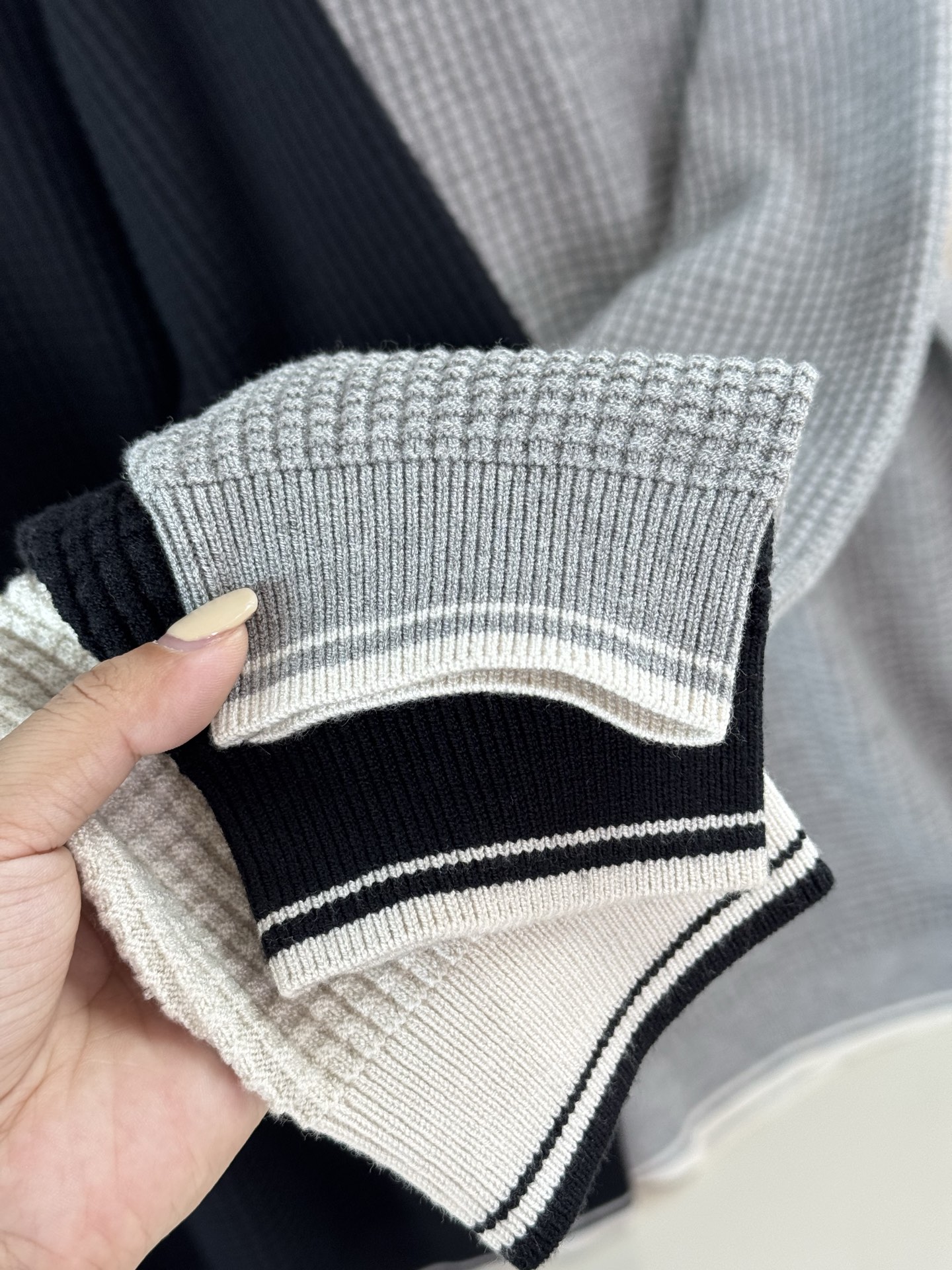 BC/布鲁内诺·库奇内利 25新品男士针织衫上衣圆领羊毛毛衣三个颜色：米白色 黑色 浅灰色采用100%羊