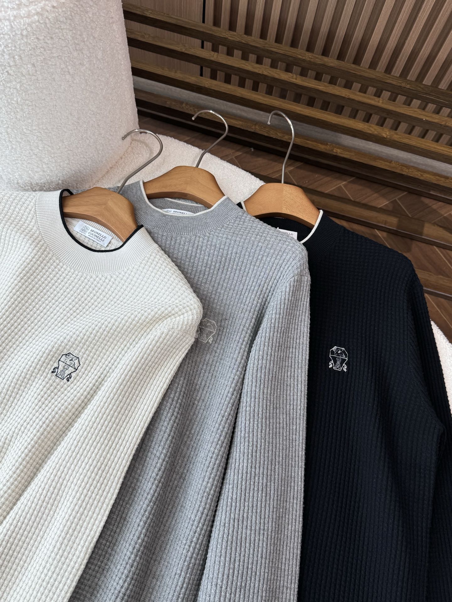 提供米白色、黑色、浅灰色三种经典配色。米白色清新雅致，自带温柔质感；黑色沉稳大气，是永不过时的百搭之选；