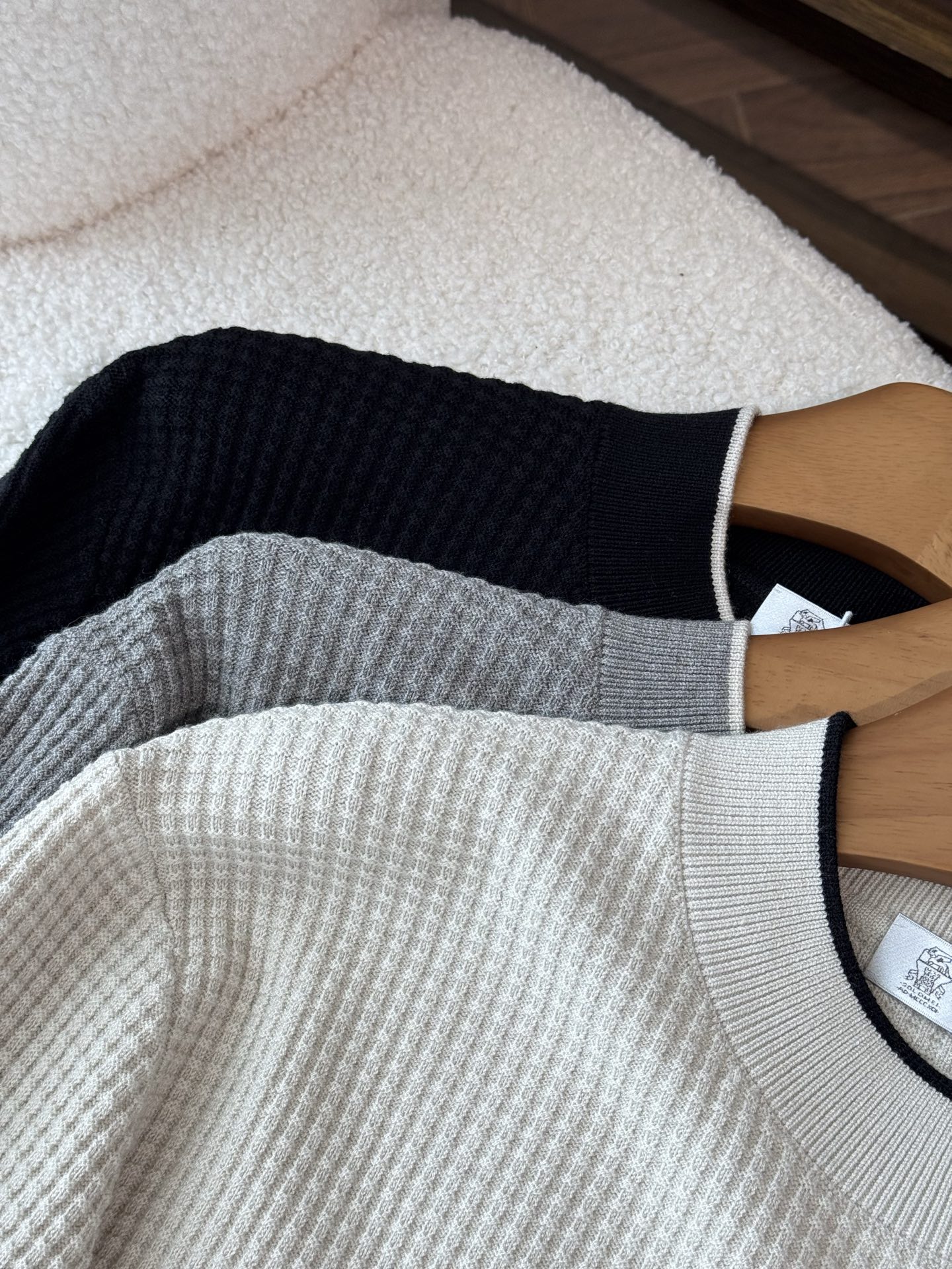 提供米白色、黑色、浅灰色三种经典配色。米白色清新雅致，自带温柔质感；黑色沉稳大气，是永不过时的百搭之选；