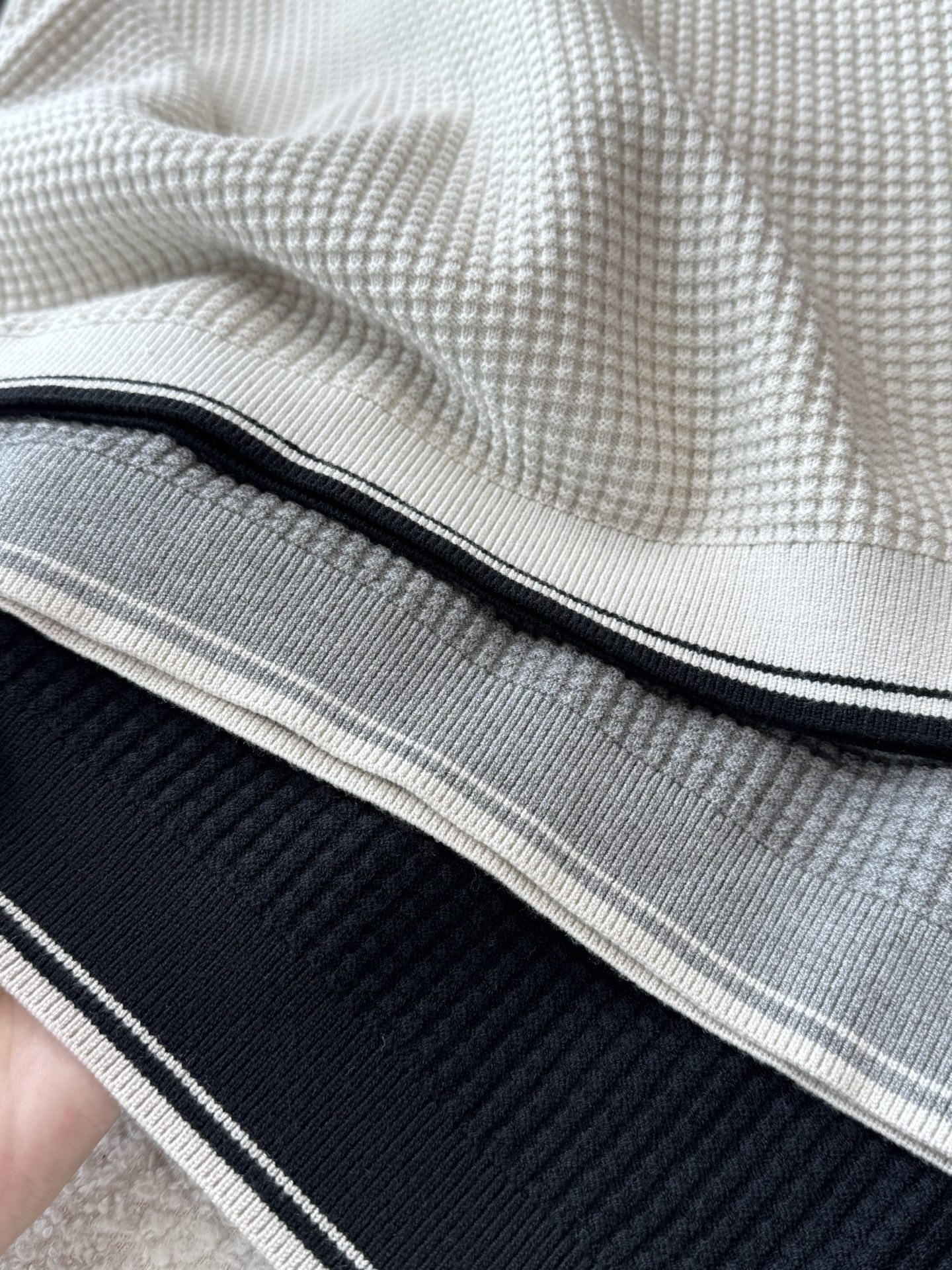 提供米白色、黑色、浅灰色三种经典配色。米白色清新雅致，自带温柔质感；黑色沉稳大气，是永不过时的百搭之选；