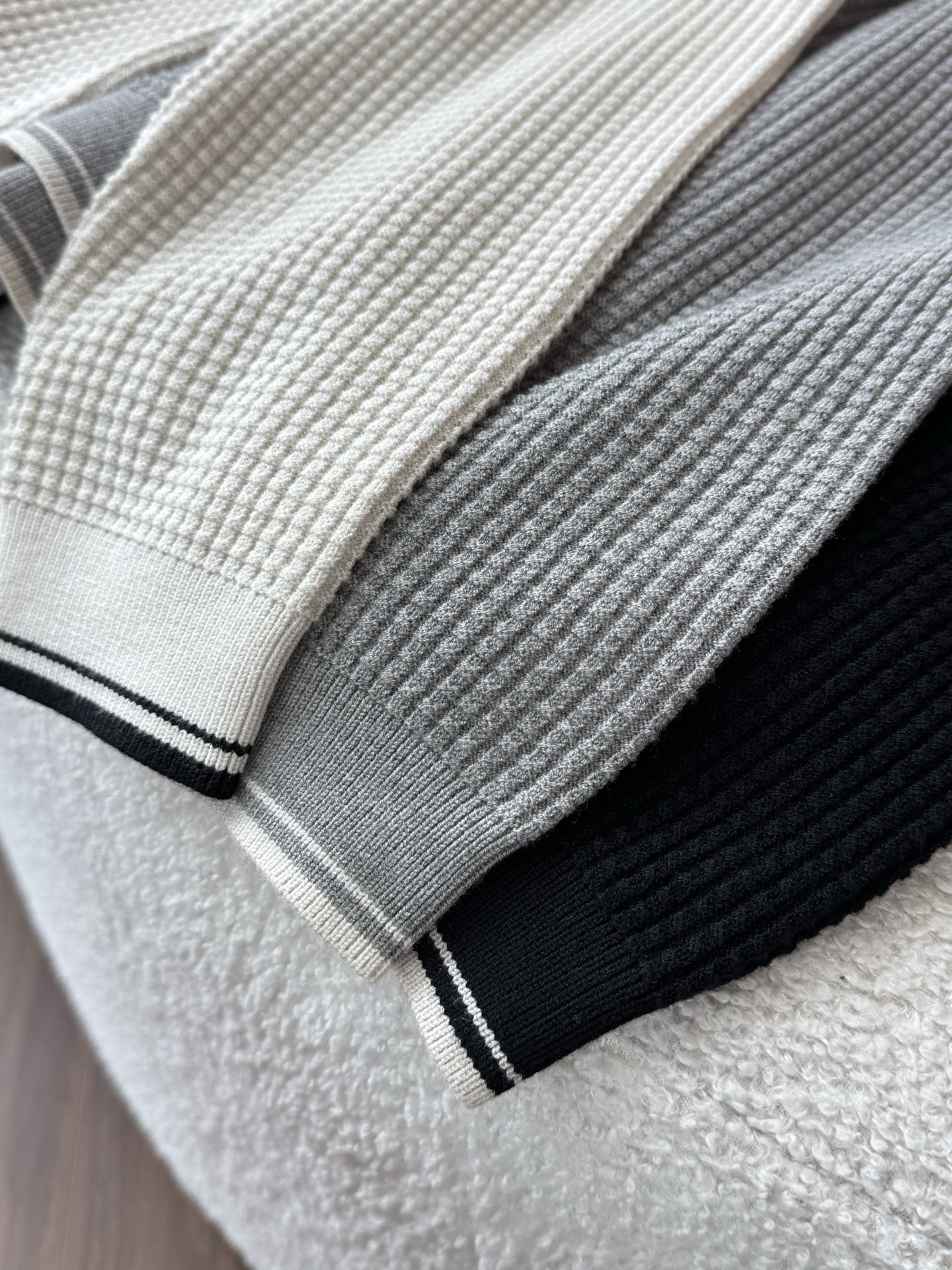 提供米白色、黑色、浅灰色三种经典配色。米白色清新雅致，自带温柔质感；黑色沉稳大气，是永不过时的百搭之选；