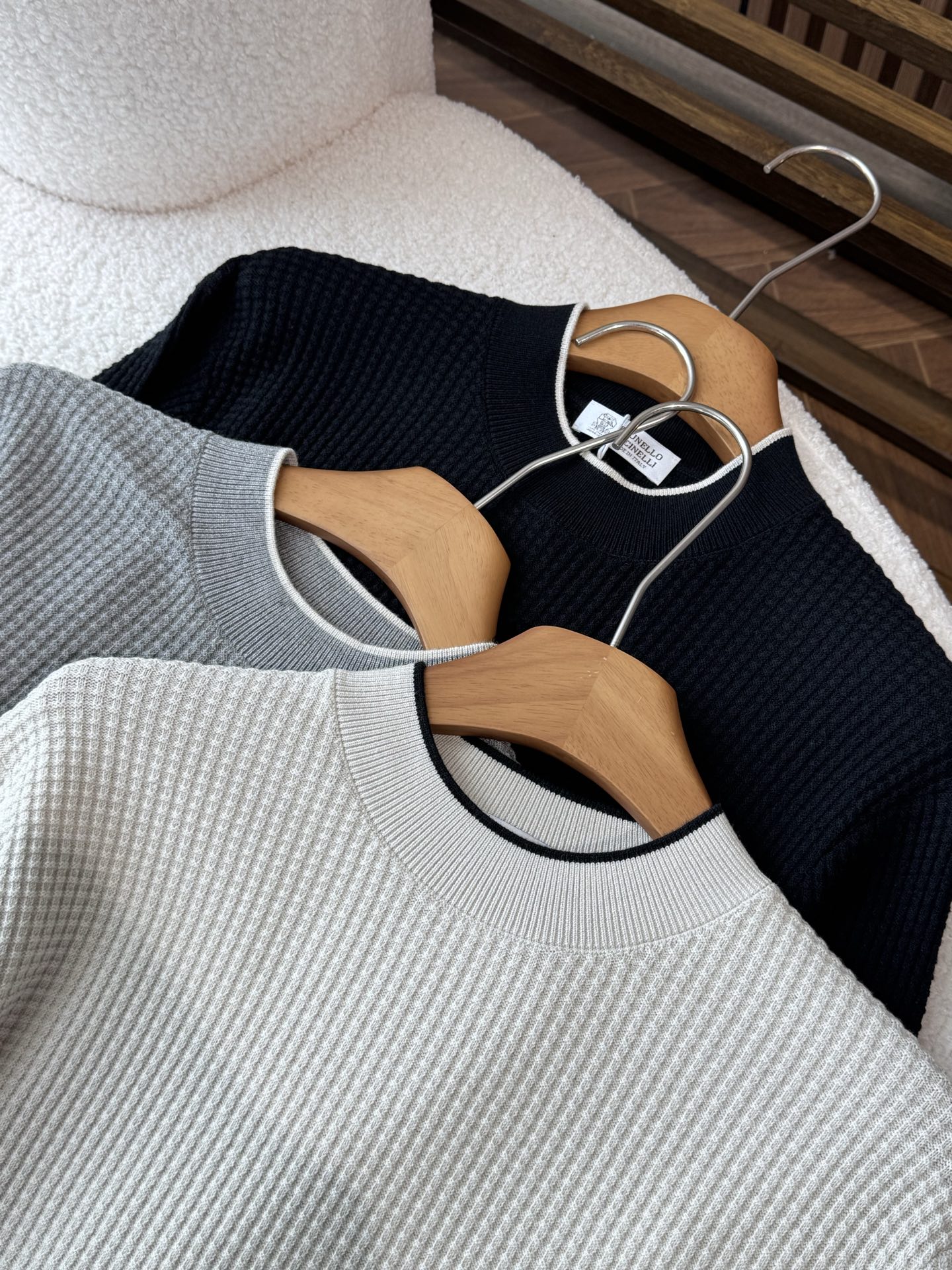 提供米白色、黑色、浅灰色三种经典配色。米白色清新雅致，自带温柔质感；黑色沉稳大气，是永不过时的百搭之选；