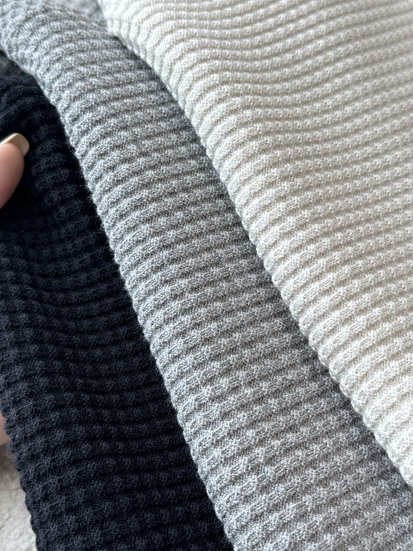 提供米白色、黑色、浅灰色三种经典配色。米白色清新雅致，自带温柔质感；黑色沉稳大气，是永不过时的百搭之选；