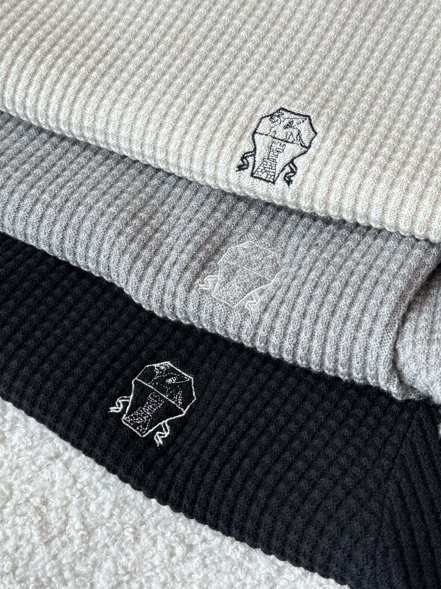 提供米白色、黑色、浅灰色三种经典配色。米白色清新雅致，自带温柔质感；黑色沉稳大气，是永不过时的百搭之选；