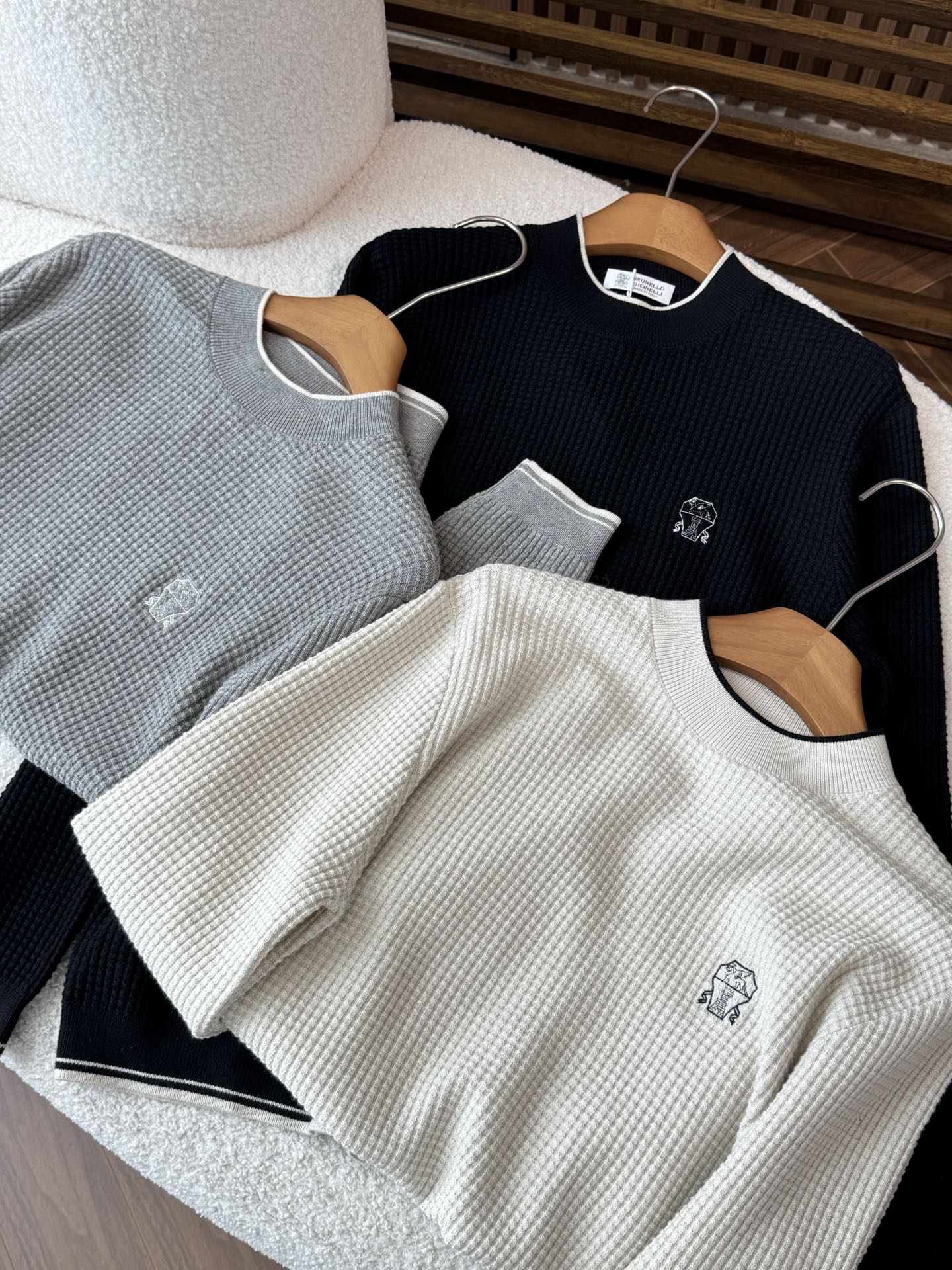 提供米白色、黑色、浅灰色三种经典配色。米白色清新雅致，自带温柔质感；黑色沉稳大气，是永不过时的百搭之选；