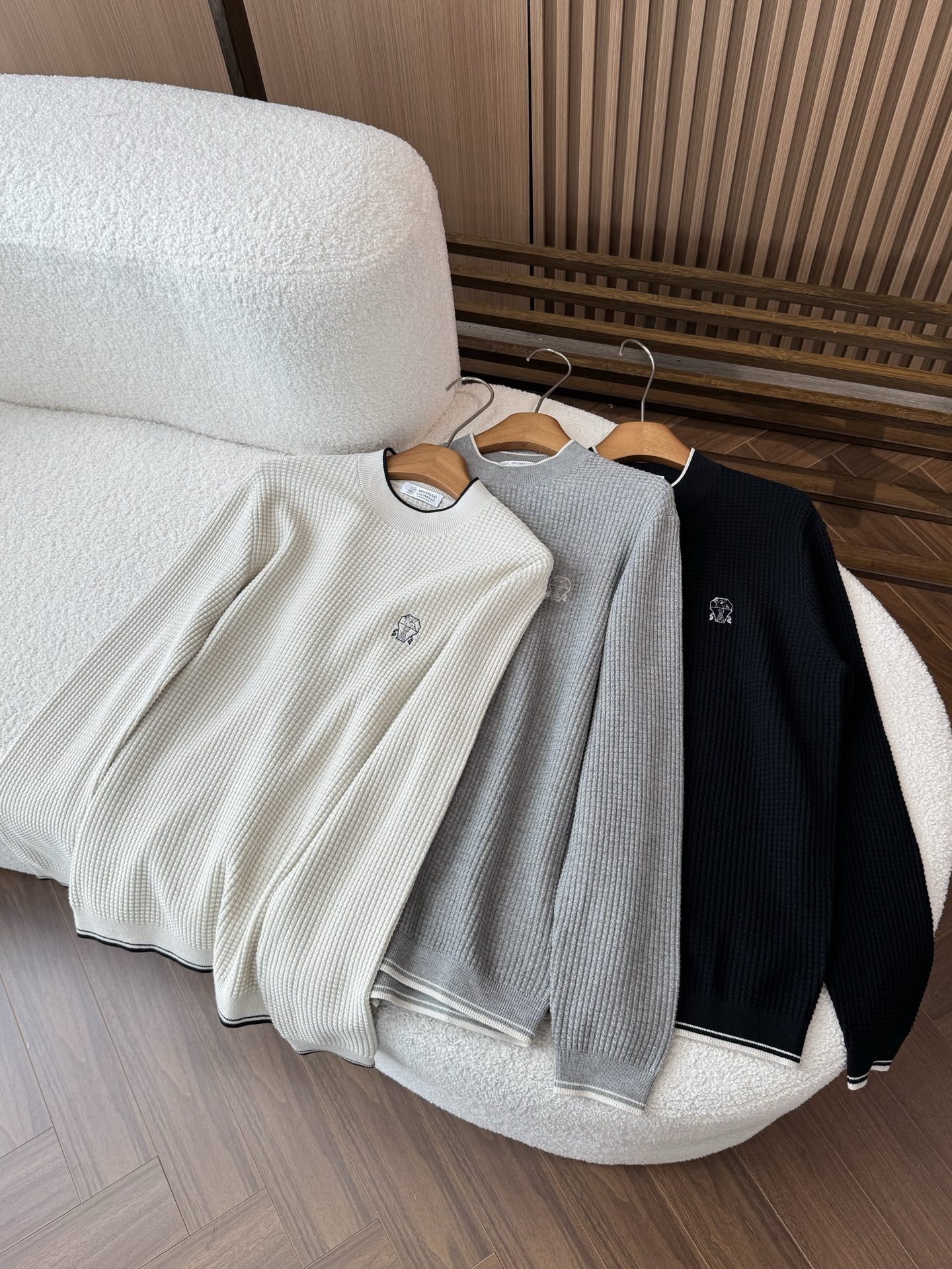 提供米白色、黑色、浅灰色三种经典配色。米白色清新雅致，自带温柔质感；黑色沉稳大气，是永不过时的百搭之选；