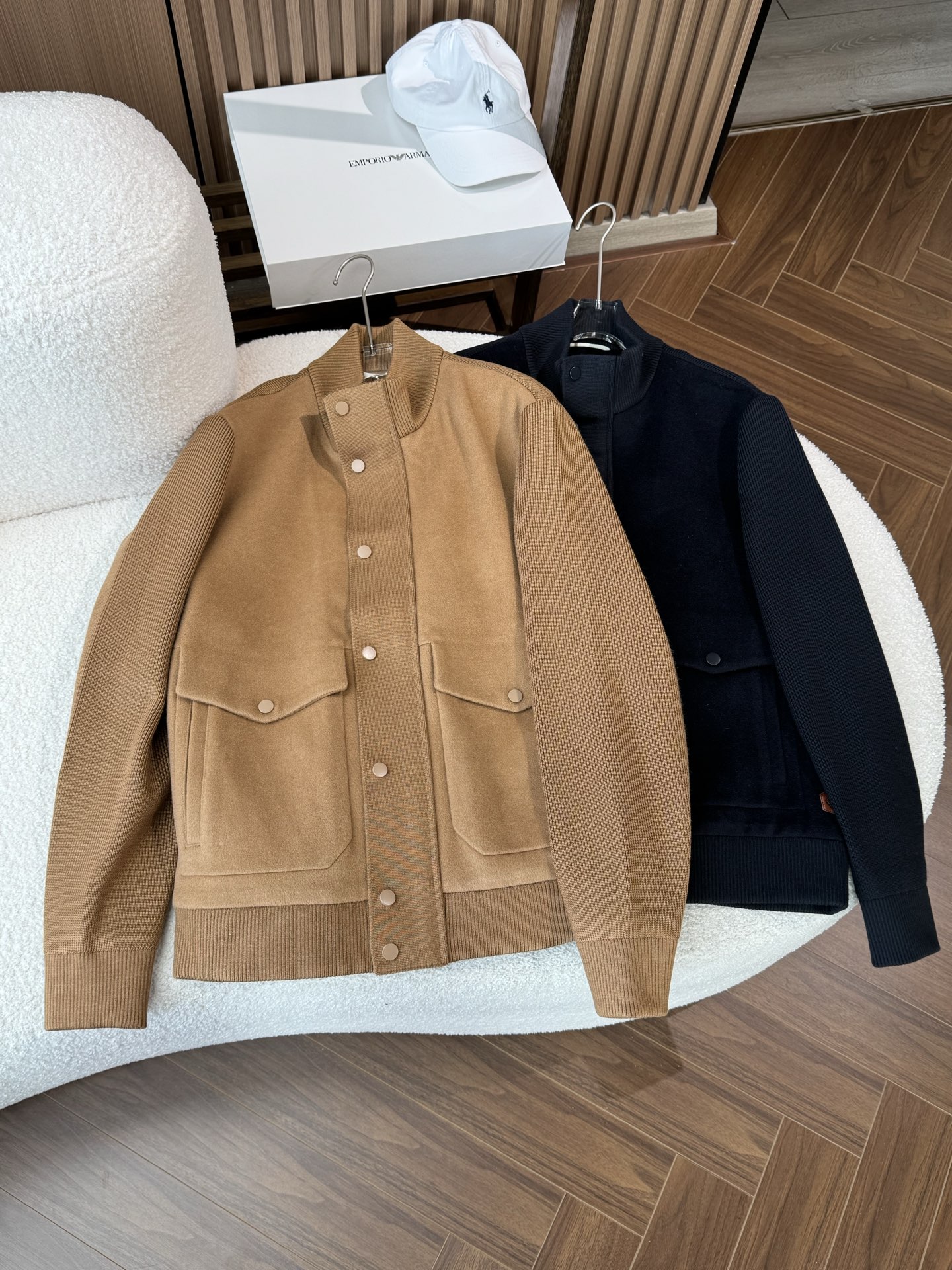 NO:537149,The overall style is slim and neat, fits the body but is not restricted. You can show your ability to be able to communicate or travel leisurely.19860909整体版型偏修身利落,贴合身形却不束缚,日常通勤或休闲出行都能展现干练气质,,alexander wang,Men's clothing