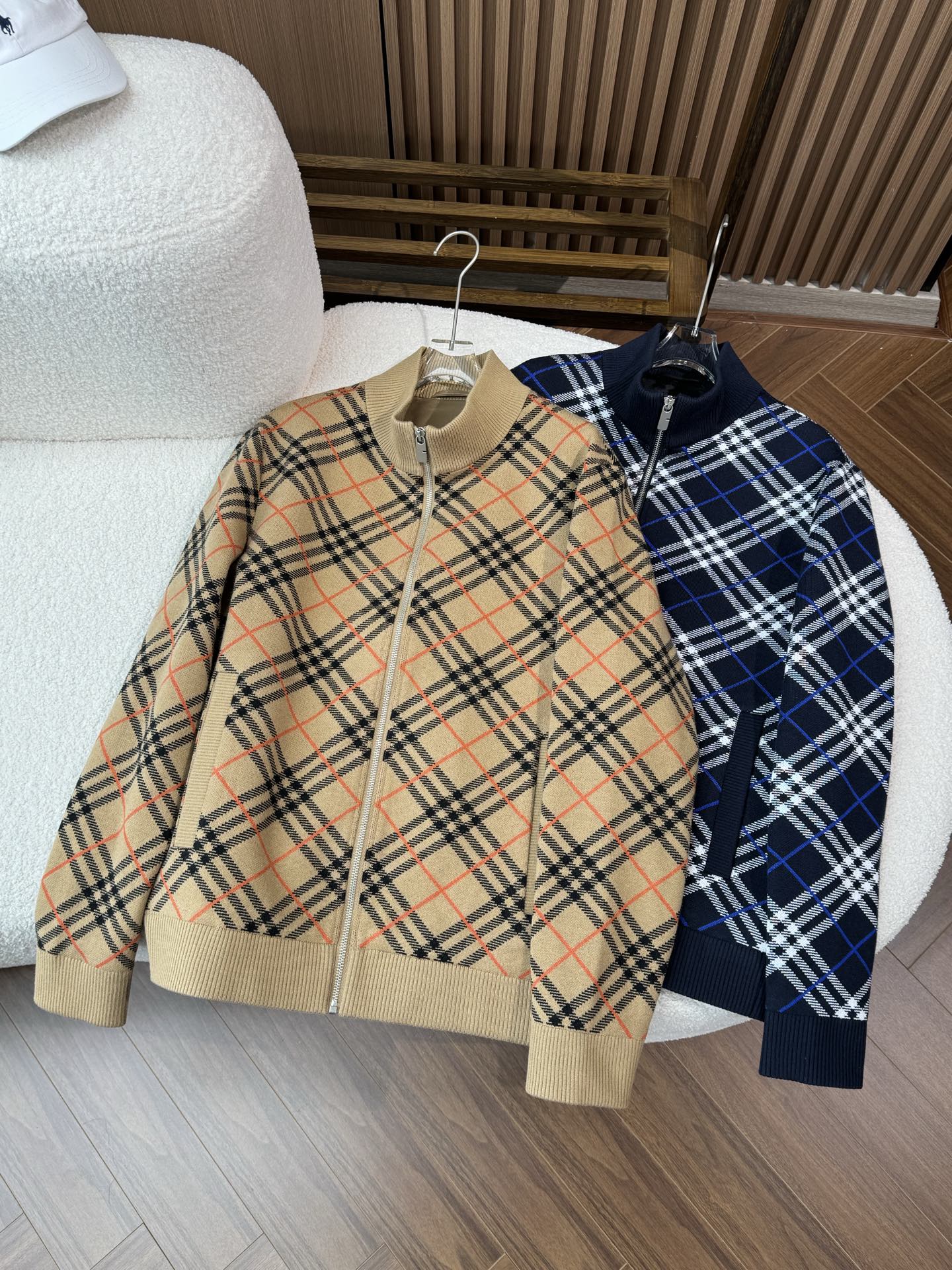 NO:547140,Using a classic flight jacket style, neat and stylish, with a retro trend and modern fashion sense. It is a powerful tool for creating a high-end casual style in daily wear. It is suitable for a variety of occasions, and can be easily controlled whether it is street out or urban commuting.,, ​​jackets & coats, alexander wang19860909采用经典飞行夹克版型,利落有型,兼具复古潮流与现代时尚感,是日常穿搭中打造高级休闲风格的利器,适配多种场合,无论是街头出街还是都市通勤都能轻松驾驭.,,jackets & coats,alexander wang,Men's clothing