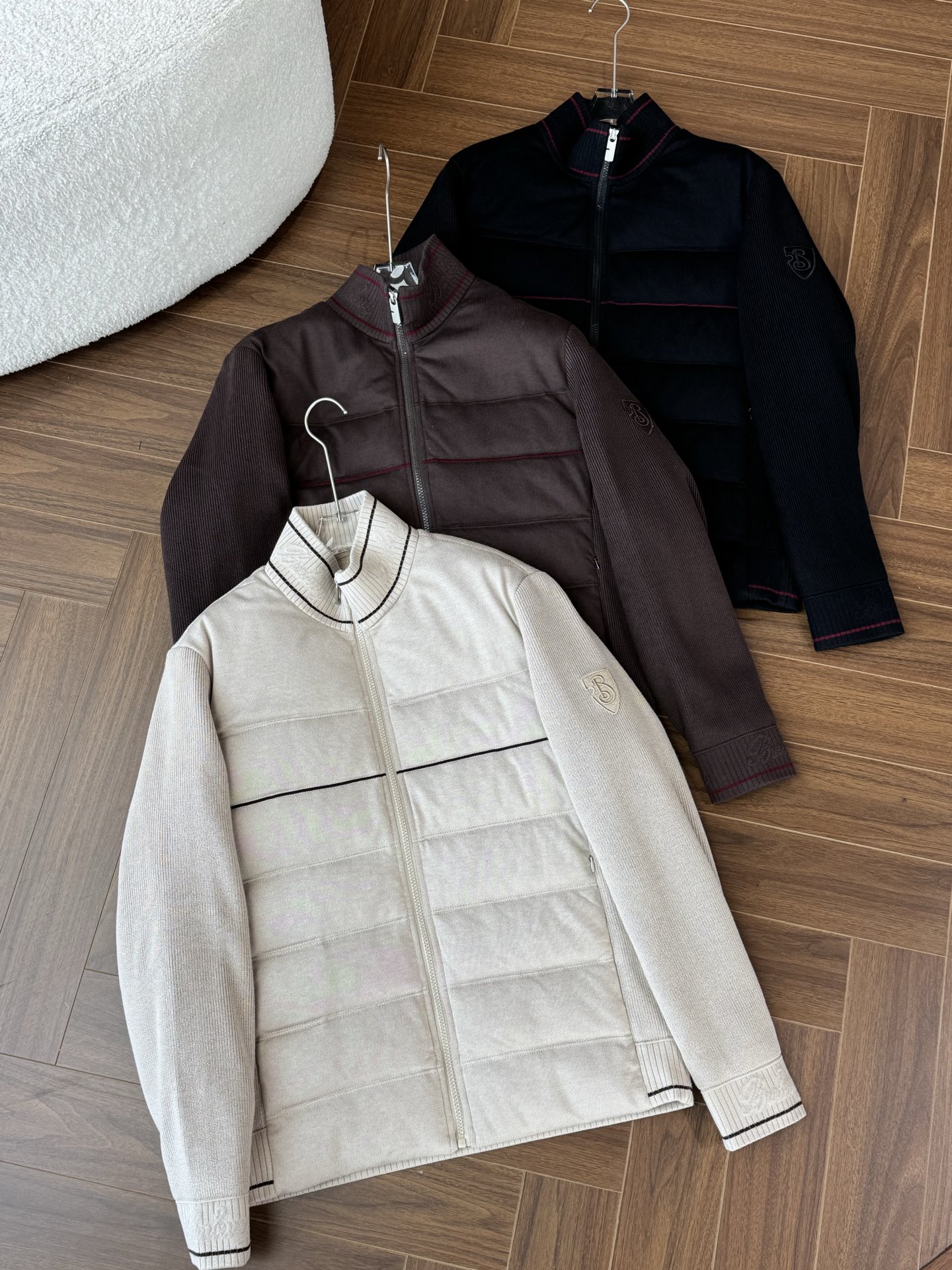 NO:547098,Down belongs to the high-end casual style of autumn and winter. The splicing design of knitted and down combines warmth and fashionable. The three colors of beige, black and brown are classic and versatile. It is a high-quality item for creating light luxury casual styles in autumn and winter., down jacket, alexander wang19860909羽绒 属于秋冬高端休闲风格,针织与羽绒的拼接设计兼具保暖性与时尚感,米白色、黑色、咖色三款配色经典百搭,是秋冬季节打造轻奢休闲造型的优质单品.,,down jacket,alexander wang,Men's clothing