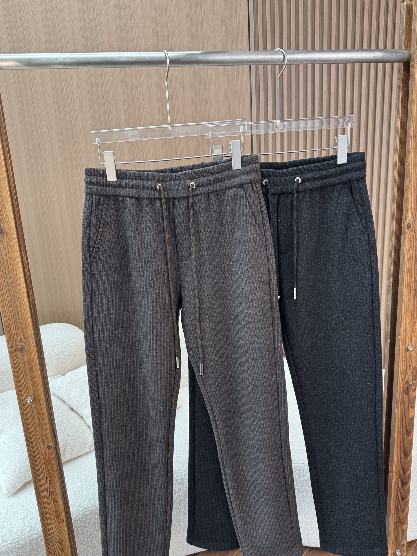 （加厚）lP🆕/诺悠偏雅 26秋冬新款字母羊毛混纺抽绳加绒休闲裤直筒长裤两个颜色：有咖色和黑色两种经典配