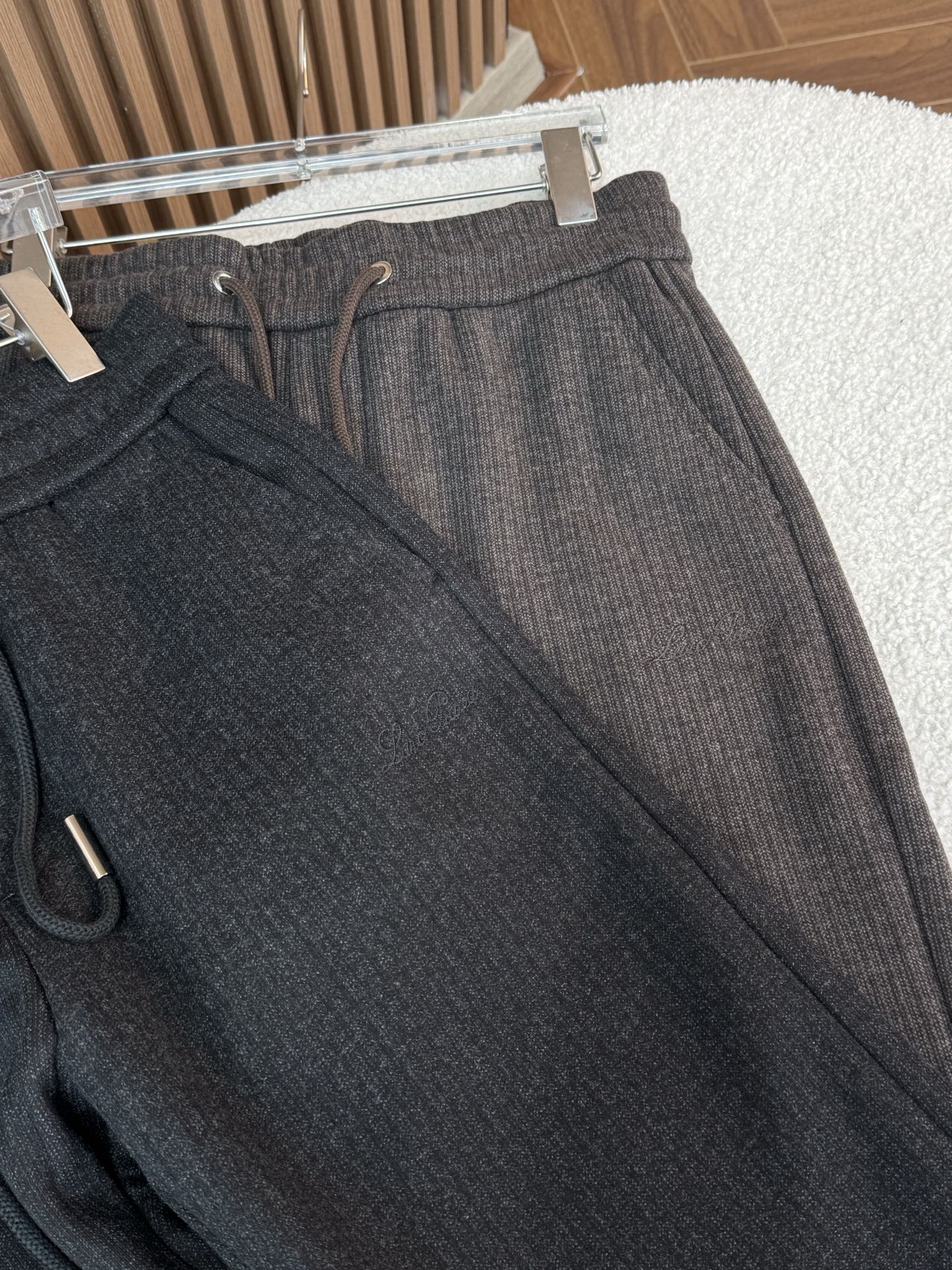 面料呈现出细腻的纹理，质感高级，提升整体穿搭的格调