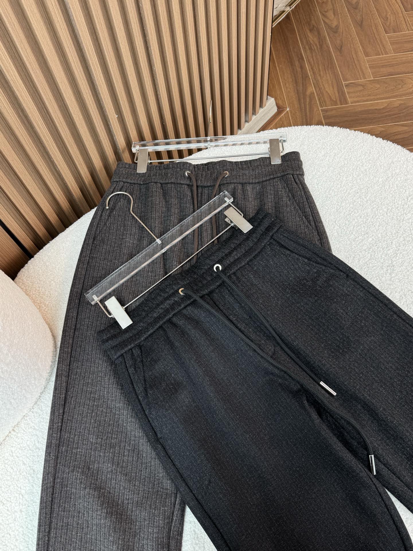 面料呈现出细腻的纹理，质感高级，提升整体穿搭的格调