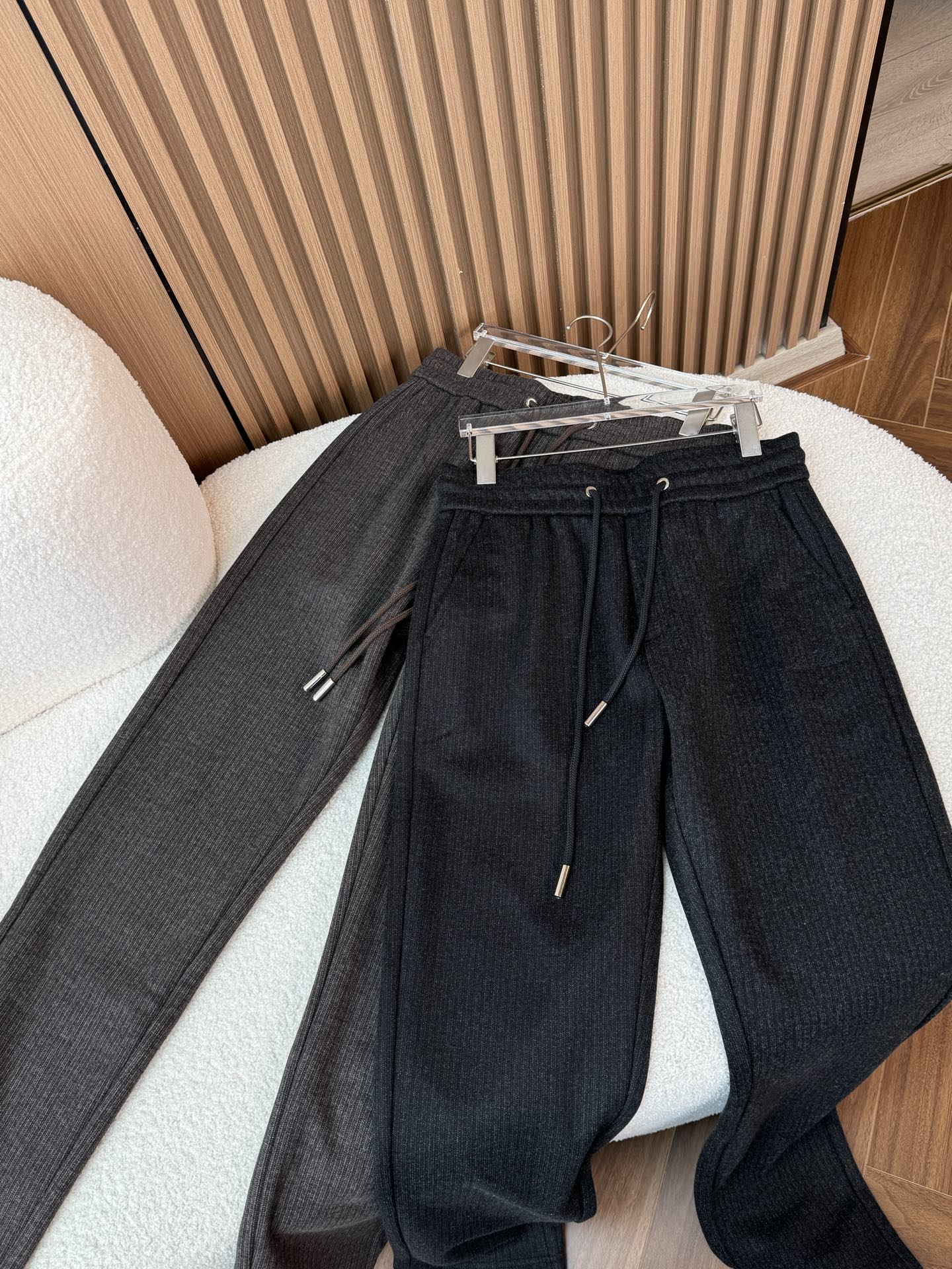 面料呈现出细腻的纹理，质感高级，提升整体穿搭的格调