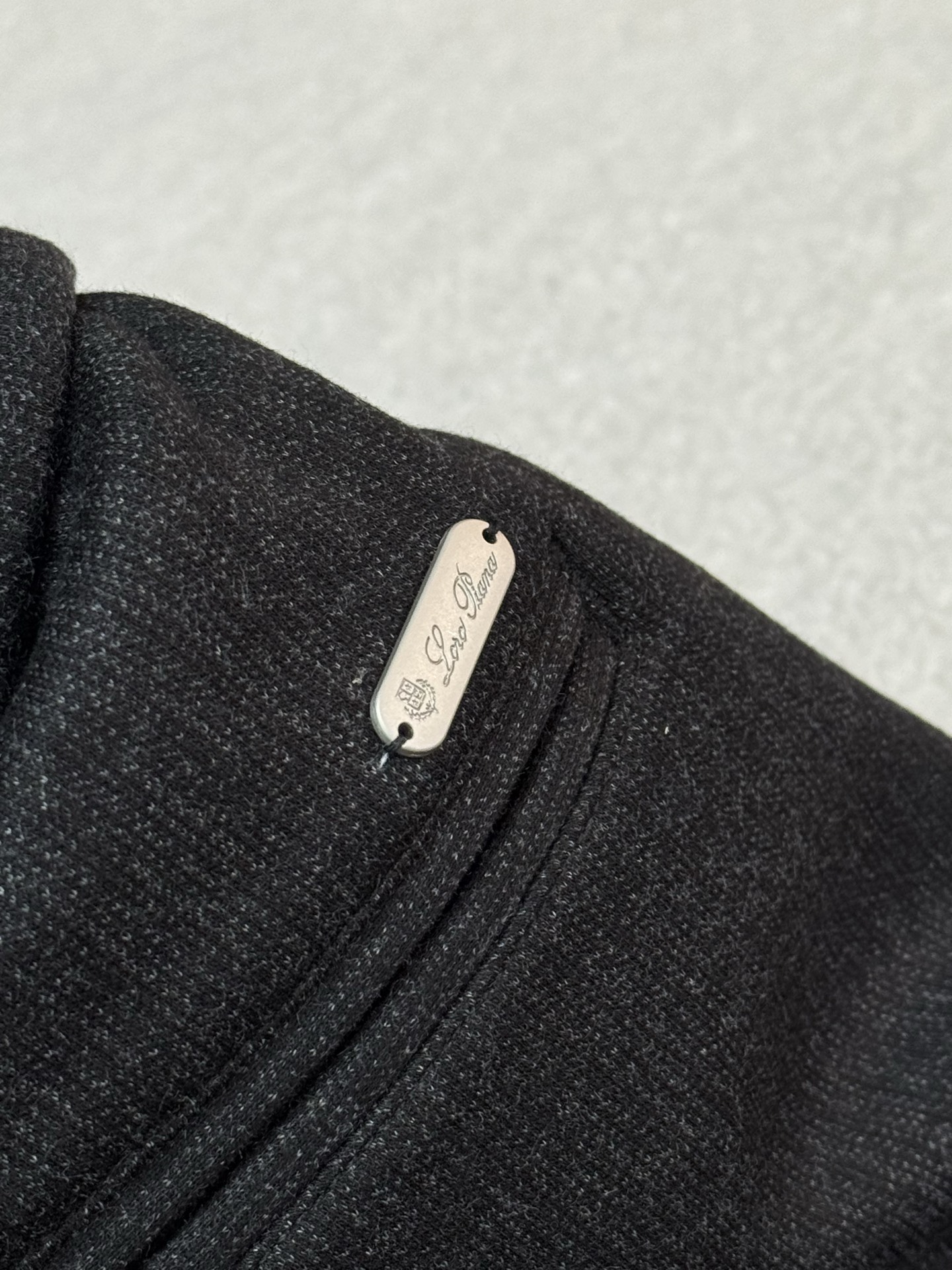 🫧在后方口袋的金属铭牌以及可能存在的品牌字母刺绣等细节处，都体现了lP🆕/诺悠偏雅的品牌身份，彰显品牌的