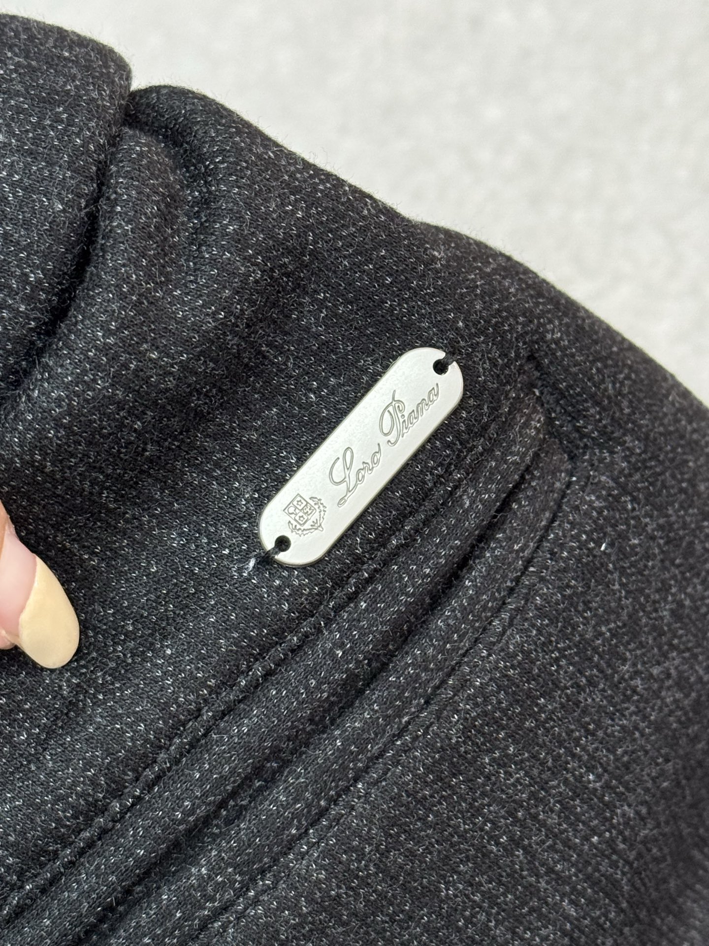 🫧在后方口袋的金属铭牌以及可能存在的品牌字母刺绣等细节处，都体现了lP🆕/诺悠偏雅的品牌身份，彰显品牌的