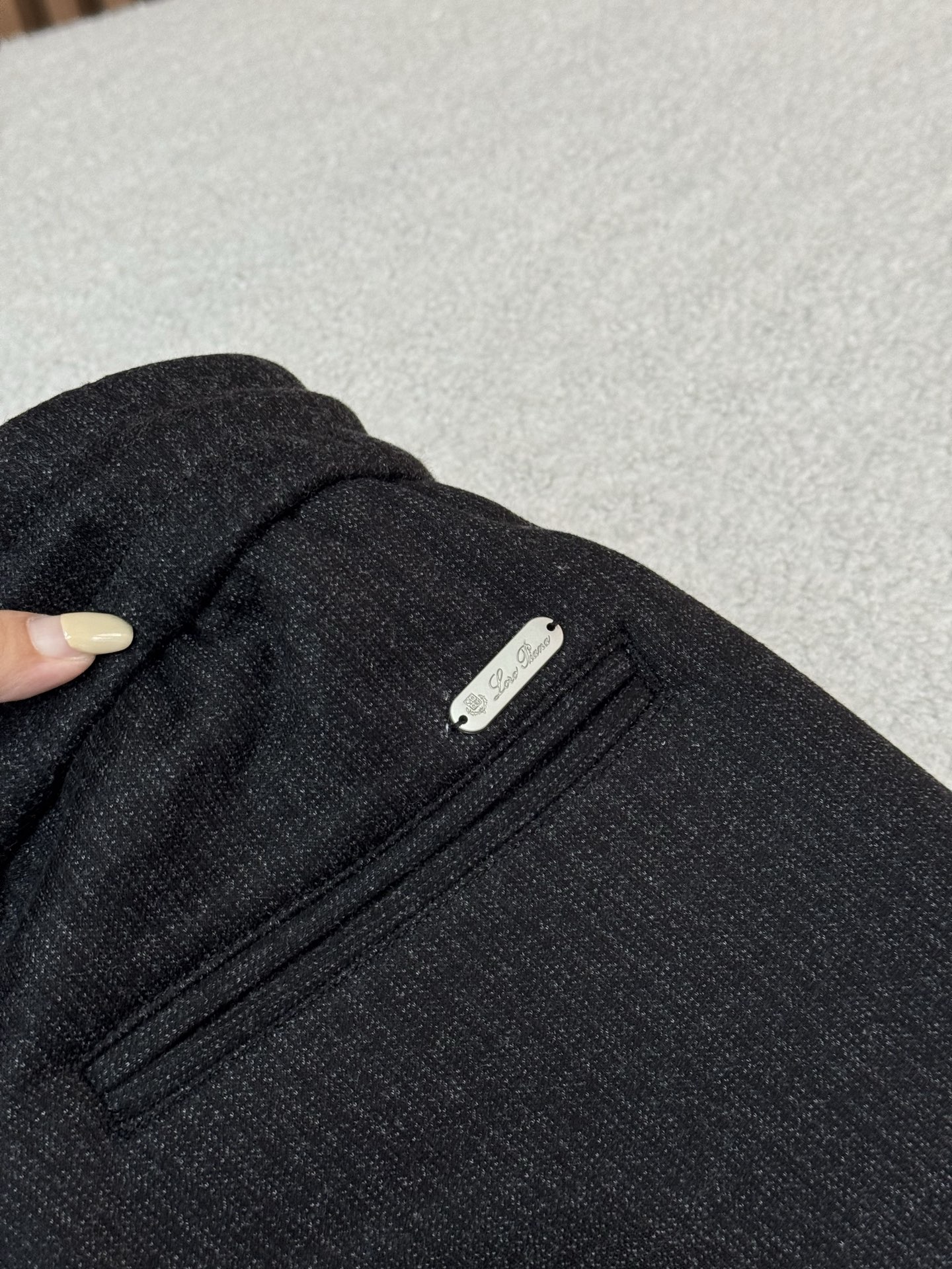 🫧在后方口袋的金属铭牌以及可能存在的品牌字母刺绣等细节处，都体现了lP🆕/诺悠偏雅的品牌身份，彰显品牌的