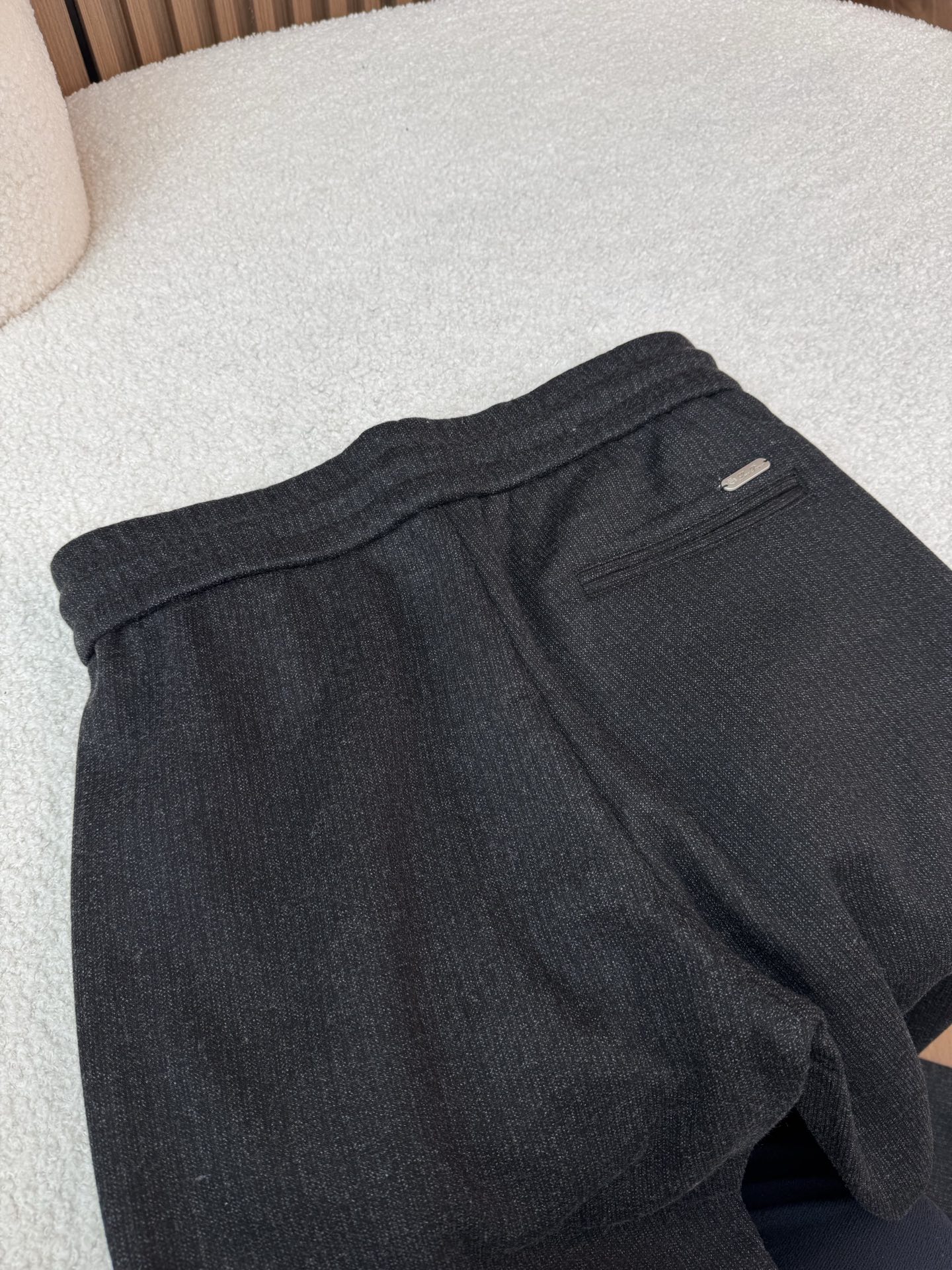 🫧在后方口袋的金属铭牌以及可能存在的品牌字母刺绣等细节处，都体现了lP🆕/诺悠偏雅的品牌身份，彰显品牌的