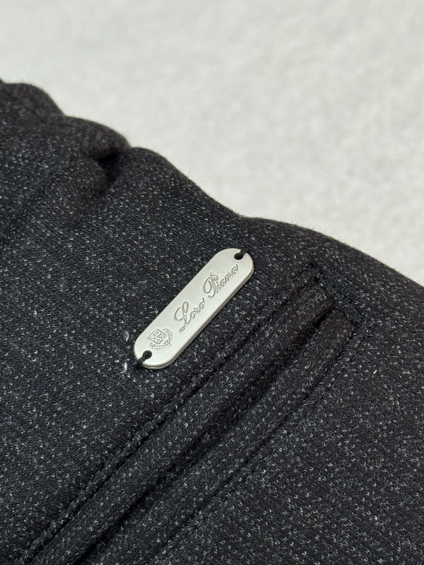 🫧在后方口袋的金属铭牌以及可能存在的品牌字母刺绣等细节处，都体现了lP🆕/诺悠偏雅的品牌身份，彰显品牌的