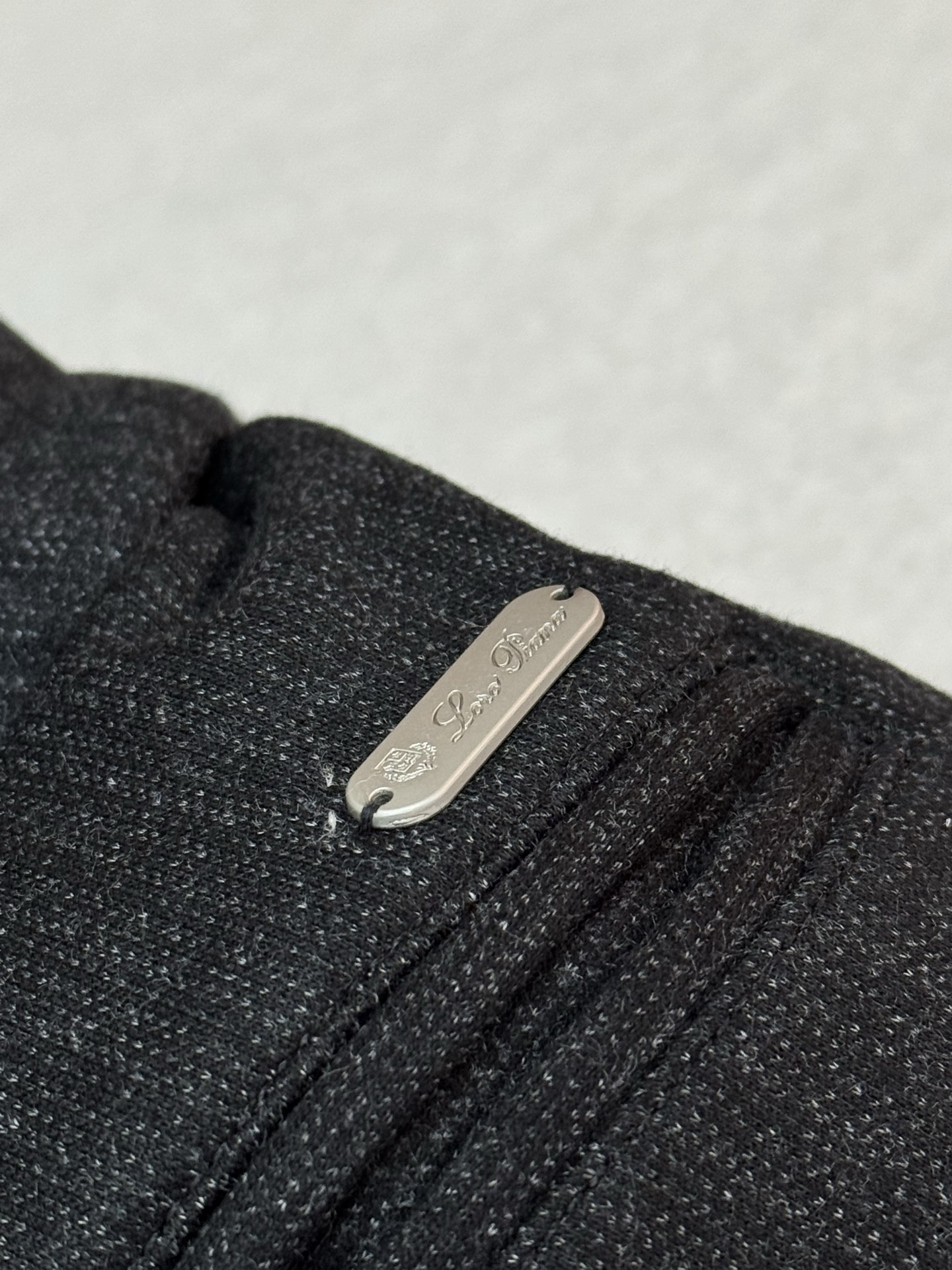 🫧在后方口袋的金属铭牌以及可能存在的品牌字母刺绣等细节处，都体现了lP🆕/诺悠偏雅的品牌身份，彰显品牌的