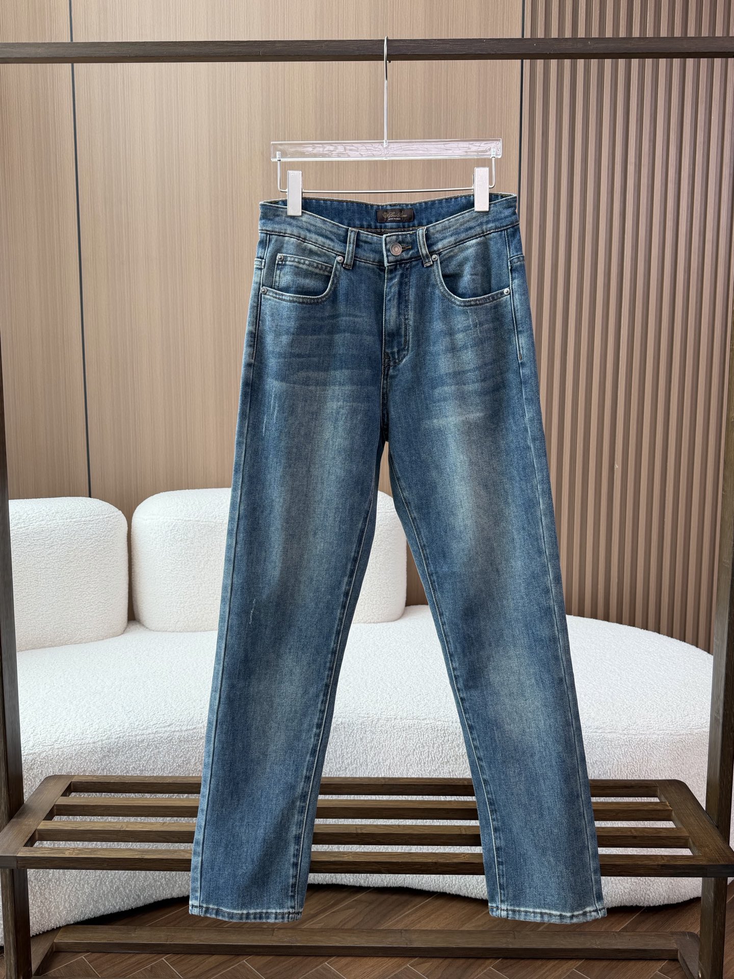 NO:845515,Loro Piana/Noyo Piana 2026 washed blue cow 10 oz denim spring and summer thin slim fit small straight jeans. The small straight version presents a classic and versatile style, which can modify the leg lines and is suitable for various body types. It can be easily controlled whether it is daily casual or business casual occasions. It fits the body curve and shows a neat and capable temperament. It is neither too tight to appear cramped nor too loose to lose style. The washed vintage blue color is natural and layered. After a special washing process, it presents a retro and fashionable appearance, and the washing effect makes each pair of jeans have a unique texture and tone. The fabric is made of 100 cotton, which ensures the fabric is comfortable and breathable, allows free movement and is not easily deformed. 10 ounces of denim is a thin denim fabric, suitable for spring and summer, which reduces the weight of the pants while retaining the texture and durability of denim. The words 'LORO PIANA' are clearly engraved on the buttons at the waistband. The material has good texture and matches the overall style, highlighting the brand identity. The zipper head is marked 'LYKKI'. LYKKI is a well-known zipper brand known for its reliable quality, smooth and durable, ensuring the convenience of daily use. There are 5 pockets in total. The classic denim pocket design is highly practical and convenient for placing small items. The back pocket has Loro. Piana's iconic brand logo components increase brand recognition. There is a leather brand leather patch on the back waist, with the brand logo and name printed on it, with a high-end texture. There are also metallic brand logo components on the back pockets, which are low-key and luxurious.19860909Loro Piana/诺悠翩雅 2026水洗蓝牛10盎司丹宁 春夏薄款修身小直筒牛仔裤 小直筒版型呈现出经典且百搭的风格,能够修饰腿部线条,适合多种身材穿着,无论是日常休闲还是商务休闲场合,都能轻松驾驭 贴合身体曲线,展现出利落干练的气质,既不会过于紧身显得局促,也不会过于宽松失去型格 . 水洗复古蓝颜色自然且富有层次感,经过特殊的水洗工艺处理,呈现出复古又时尚的外观,且水洗效果使得每一条牛仔裤都具有独特的纹理和色调. 面料成分采用100棉,保证了面料的舒适透气性,穿着活动自如,不易变形 10盎司丹宁属于薄款牛仔面料,适合春夏季节穿着,减轻了裤子的厚重感,同时又保留了牛仔布的质感和耐用性. 纽扣腰头处的纽扣上清晰刻有“LORO PIANA”字样,材质质感好,与整体风格相匹配,彰显品牌身份. 拉链拉链头上标有“LYKKI”,LYKKI是知名的拉链品牌,以质量可靠著称,顺滑耐用,保证了日常使用的便捷性. 口袋共有5个口袋,经典的牛仔口袋设计,实用性强,方便放置随身小物件.后口袋上带有Loro Piana标志性的品牌标识部件,增加品牌辨识度. 后腰位置带有皮革材质的品牌皮牌,上面印有品牌标志和名称,质感高级 后口袋上还有金属质感的品牌标识部件,低调又奢华. 车线工整细密,无论是裤身的拼接处,还是口袋边缘等部位,都处理得非常精细,体现出高品质的制作工艺,不仅增强了裤子的耐用性,也提升了整体美观度.,,loro piana,jeans,,Women's clothing
