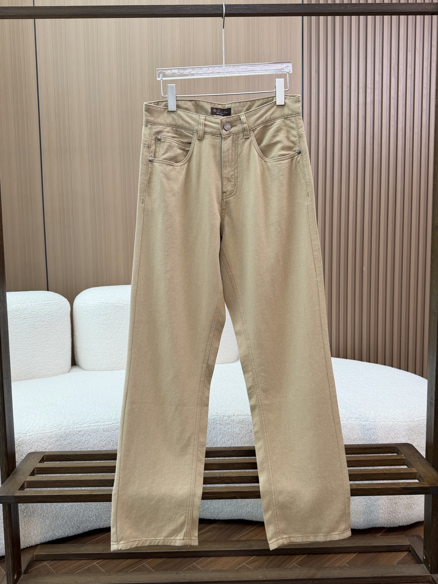 NO:827809,Loro Piana/Noyo Panya LP 26ss new old money style men's solid color straight casual trousers. This Loro Piana casual trousers, with khaki as the main color, combines the classic denim silhouette with luxurious fabrics. It is an iconic item for old money style wear.  The fabric is made of a blend of 43.3 Tencel, 31.2 linen and 25.5 cotton. It feels soft and smooth, combining the breathability and dryness of linen with the drape of Tencel. The upper body is light and unrestricted, suitable for all seasons. The stitching is neat and precise, and every seam from the waistband to the trousers is even and straight, demonstrating top craftsmanship. The waistband adopts a classic five-pocket denim structure, with customized metal buttons engraved with the brand logo on the surface, giving it a thick texture.  The placket uses a YKK zipper, which opens and closes smoothly and is durable. The edges of the front pockets are reinforced with metal rivets to prevent stress deformation. The back pockets are classic curved patch pockets with neat lines, echoing the overall style. The same color genuine leather brand leather tag is sewn on the back waist, with the brand logo embossed, and the details are luxurious. The trousers are straight-cut, with smooth lines from thighs to trouser legs, without picking up the legs, which can not only modify the body shape, but also maintain comfortable movement space.  The overall design is low-key and restrained, with no unnecessary decoration. It only relies on fabric texture and exquisite craftsmanship to convey a sense of high-end. Whether it is paired with a shirt for business occasions or a T-shirt for leisure travel, it can be easily worn. It is a versatile item that will never go out of style in the wardrobe.,,loro piana,loro piana,shirts,tees,t-shirt,19860909Loro Piana/诺悠偏雅 LP 26ss新款老钱风男士纯色直筒休闲长裤 这款Loro Piana休闲长裤,以卡其色为主调,将经典牛仔版型与奢华面料融合,是老钱风穿搭的标志性单品 面料采用43.3天丝、31.2亚麻与25.5棉的混纺材质,触感柔软顺滑,兼具亚麻的透气干爽与天丝的垂坠感,上身轻盈无束缚,四季皆宜 走线工整精密,从腰头到裤脚的每一道缝线都均匀平直,彰显顶级工艺. 腰头采用经典五袋牛仔结构,搭配定制金属纽扣,纽扣表面刻有品牌标识,质感厚重. 门襟处使用YKK拉链,开合顺滑耐用.前袋边缘配有金属铆钉加固,防止受力变形 后袋为经典弧形贴袋,袋口走线利落,与整体风格呼应. 后腰处缝制同色系真皮品牌皮牌,压印品牌标识,细节处尽显奢华. 裤型为直筒剪裁,从大腿到裤脚线条流畅,不挑腿型,既能修饰身形,又能保持舒适活动空间. 整体设计低调内敛,没有多余装饰,仅靠面料质感与精湛工艺传递高级感,无论是商务场合搭配衬衫,还是休闲出行搭配T恤,都能轻松驾驭,是衣橱中永不过时的百搭单品.,,loro piana,loro piana,shirts,tees，t-shirt,,Women's clothing