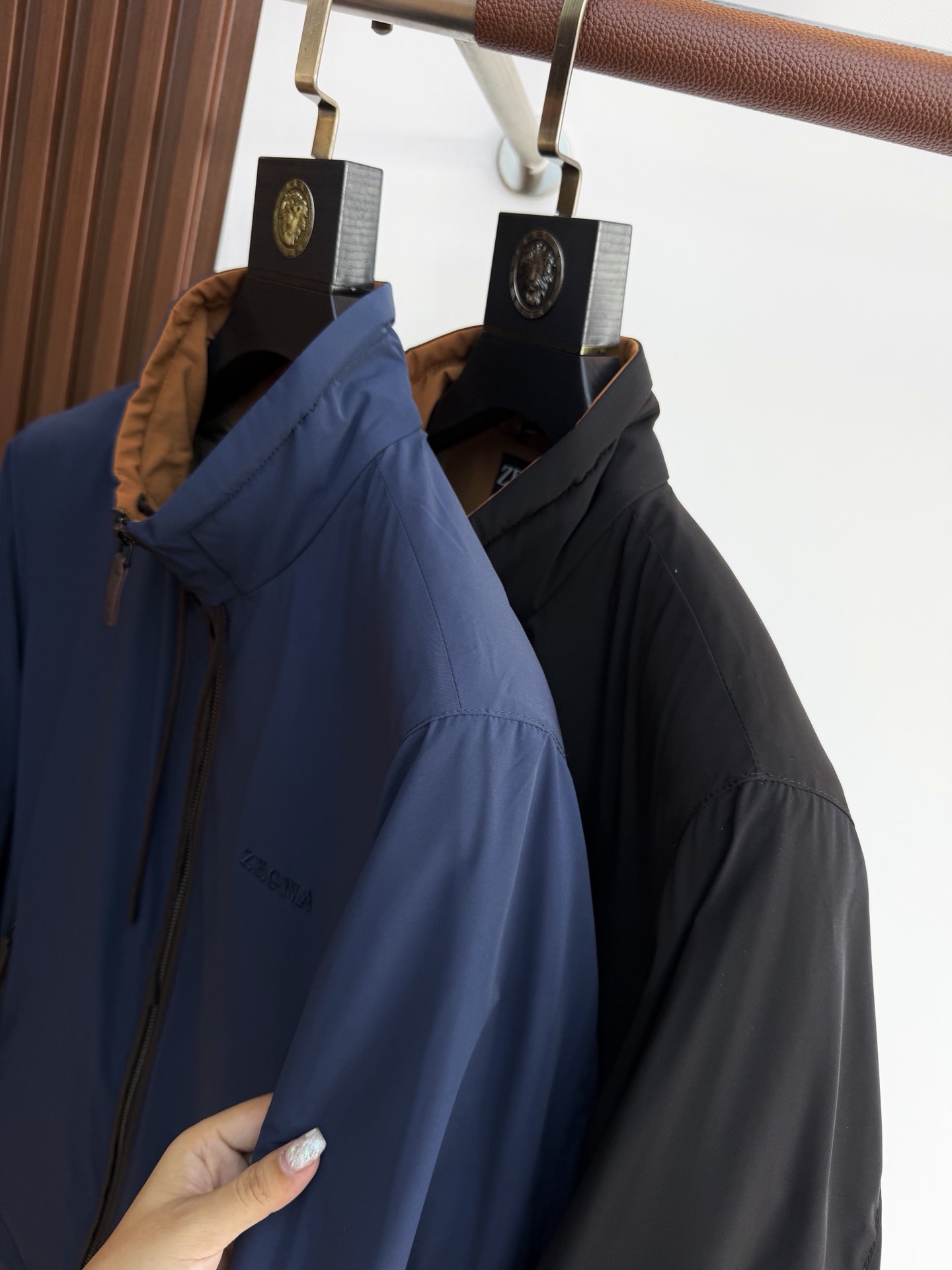 羽绒服 ZEGNA/杰尼亚 新品立领刺绣字母羽绒服夹克 这款是老钱风男士立领羽绒外套,共两个配色:黑色、藏青色,整体简 羽绒服 ZEGNA/杰尼亚 新品立领刺绣字母羽绒服夹克 这款是老钱风男士立领羽绒外套,共两个配色:黑色、藏青色,整体简