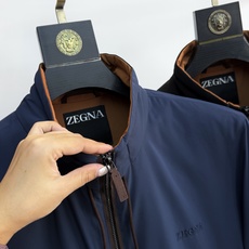 羽绒服 ZEGNA/杰尼亚 新品立领刺绣字母羽绒服夹克 这款是老钱风男士立领羽绒外套,共两个配色:黑色、藏青色,整体简 羽绒服 ZEGNA/杰尼亚 新品立领刺绣字母羽绒服夹克 这款是老钱风男士立领羽绒外套,共两个配色:黑色、藏青色,整体简