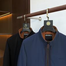 羽绒服 ZEGNA/杰尼亚 新品立领刺绣字母羽绒服夹克 这款是老钱风男士立领羽绒外套,共两个配色:黑色、藏青色,整体简 羽绒服 ZEGNA/杰尼亚 新品立领刺绣字母羽绒服夹克 这款是老钱风男士立领羽绒外套,共两个配色:黑色、藏青色,整体简