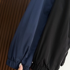 羽绒服 ZEGNA/杰尼亚 新品立领刺绣字母羽绒服夹克 这款是老钱风男士立领羽绒外套,共两个配色:黑色、藏青色,整体简 羽绒服 ZEGNA/杰尼亚 新品立领刺绣字母羽绒服夹克 这款是老钱风男士立领羽绒外套,共两个配色:黑色、藏青色,整体简