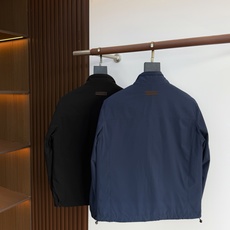 羽绒服 ZEGNA/杰尼亚 新品立领刺绣字母羽绒服夹克 这款是老钱风男士立领羽绒外套,共两个配色:黑色、藏青色,整体简 羽绒服 ZEGNA/杰尼亚 新品立领刺绣字母羽绒服夹克 这款是老钱风男士立领羽绒外套,共两个配色:黑色、藏青色,整体简