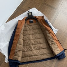 羽绒服 内里填充白鸭绒 内里撞色暖棕‑卡其配色,领内侧缝制品牌织唛标签;内里采用定点压胶绗缝工艺,薄款白鸭绒填充,均匀 羽绒服 内里填充白鸭绒 内里撞色暖棕‑卡其配色,领内侧缝制品牌织唛标签;内里采用定点压胶绗缝工艺,薄款白鸭绒填充,均匀
