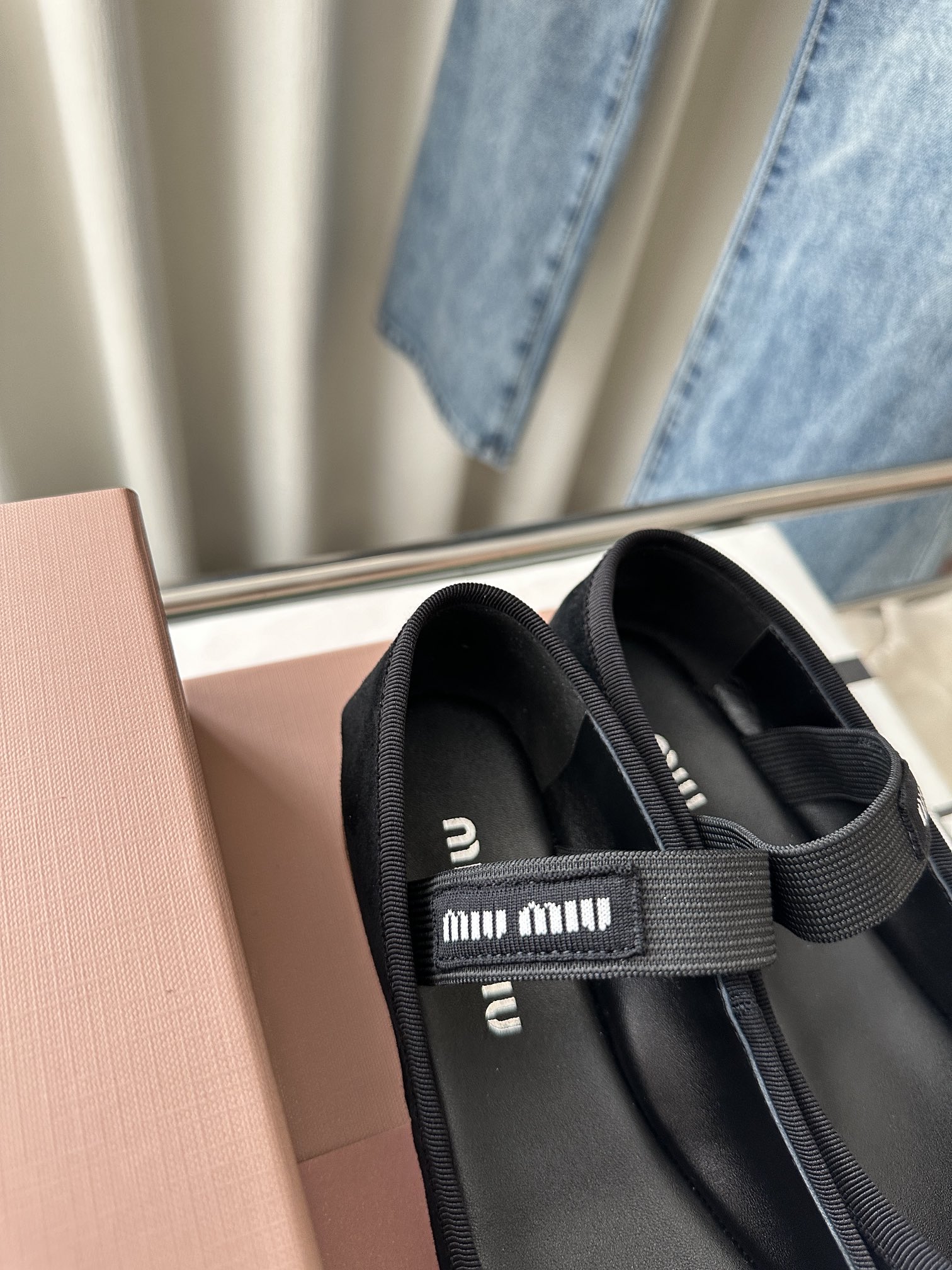 NO:782656,: Detailed image - These suede ballet flats blend fresh design with urban style, with feminine details such as bows and logo elastic straps that are classic yet modern., ballet flats, chamois leather19860909: 细节图 -这款麂皮芭蕾平底鞋将新颖设计与都市风融为一体,蝴蝶结和徽标松紧袢带等柔美细节经典又不失现代.,芭蕾舞鞋,flats,chamois leather,Women's Shoes