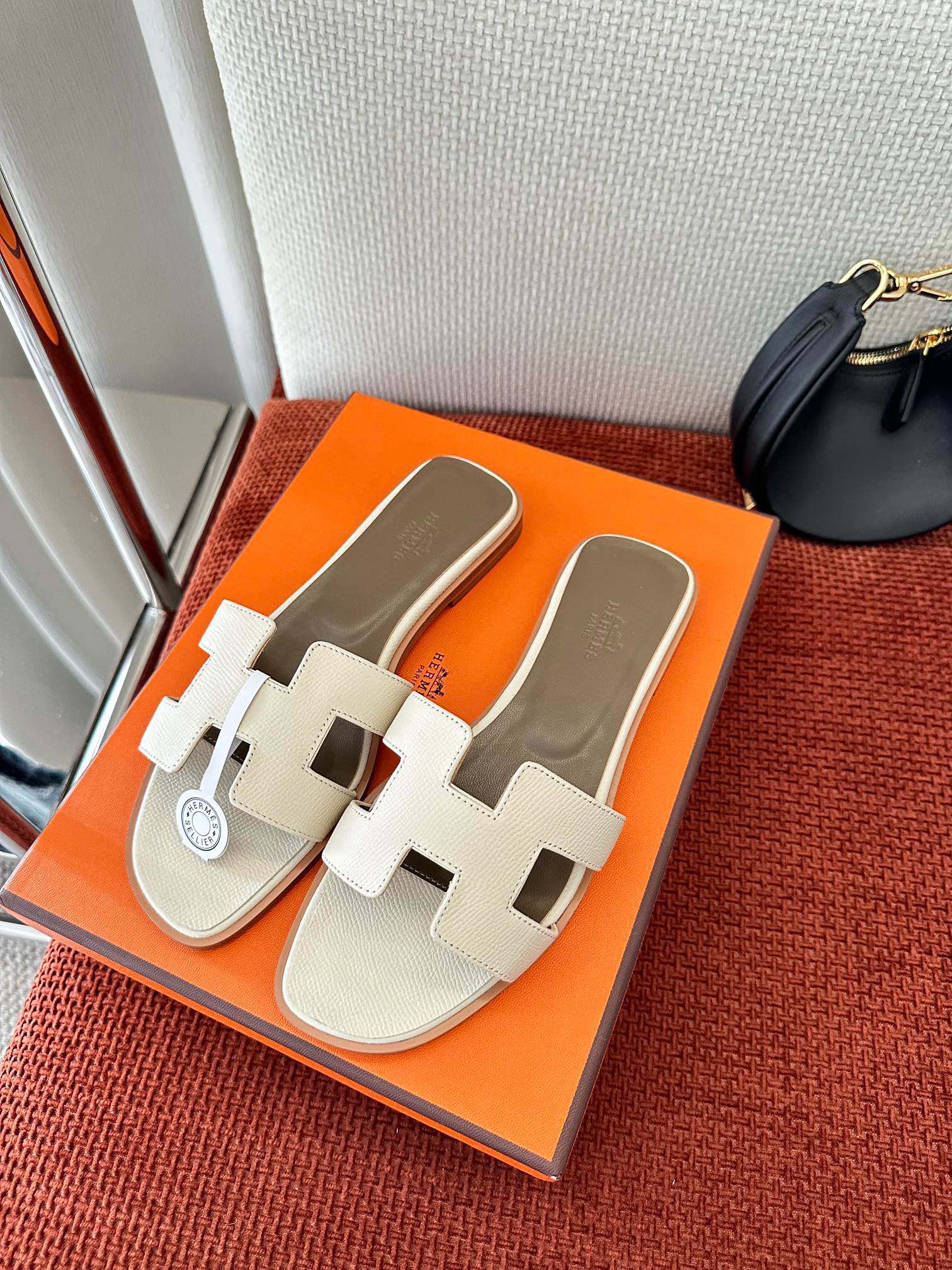 NO:263703,Dongguan * Oran classic palm-patterned leather H-drag | Original purchase and purchase level - Milkshake white Original Epsom calfskin Sheepskin lining The footrest is decorated with brand logo imprint Italian leather outsole 2.5cm heel size35-40 (40 41 42 custom-made non-return and exchange), slippers, slippers, cowhide, sheepskin, Leather soles19860909莞产 * Oran经典掌纹皮H拖｜原版购入代购级别 -奶昔白 原版Epsom小牛皮 羊皮内衬 垫脚饰有品牌标识压印 意大利真皮大底 2.5cm鞋跟 size35-40（40 41 42定制不退换),拖鞋,slippers,cowhide,sheepskin,Leather soles,Women's Shoes