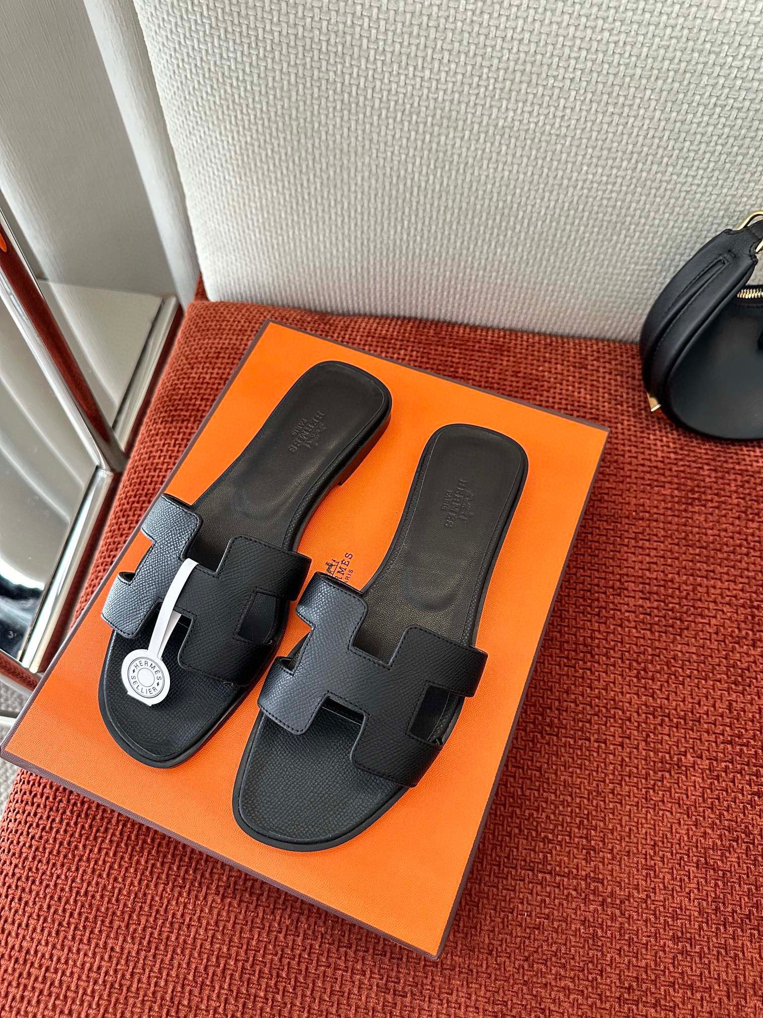 NO:263700,Dongguan * Oran classic palm-patterned leather H-drag | Original purchase and purchase level - black Original Epsom calfskin sheepskin lining footbed with brand logo imprint Italian leather outsole 2.5cm heel size35-40 (40 41 42 custom made without return), slippers, slippers, cowhide, sheepskin, Leather soles19860909莞产 * Oran经典掌纹皮H拖｜原版购入代购级别 -黑色 原版Epsom小牛皮 羊皮内衬 垫脚饰有品牌标识压印 意大利真皮大底 2.5cm鞋跟 size35-40（40 41 42定制不退换),拖鞋,slippers,cowhide,sheepskin,Leather soles,Women's Shoes