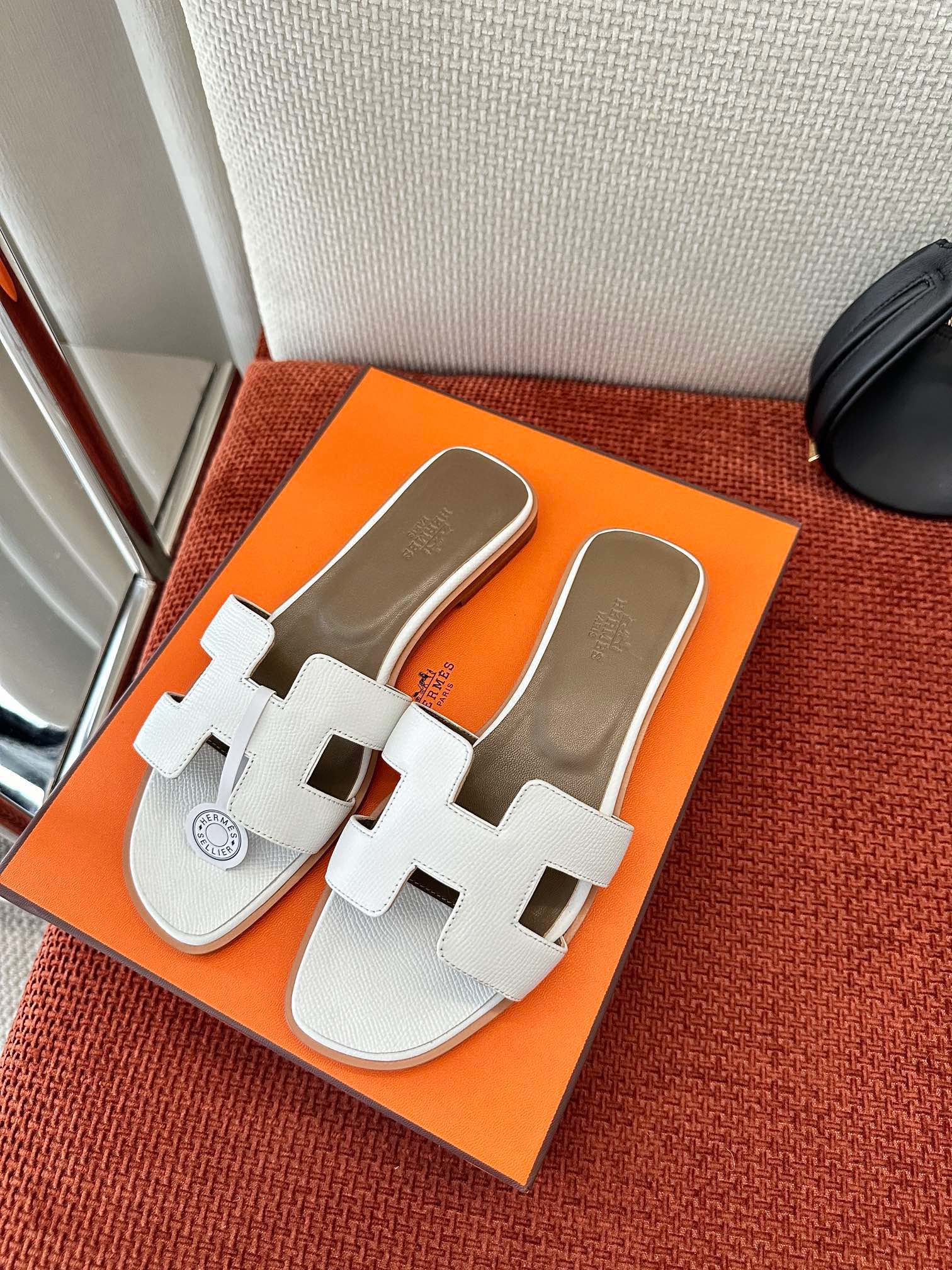 NO:263697,Dongguan * Oran classic palm-patterned leather H-drag | Original purchase and purchase level - white Original Epsom calfskin sheepskin lining footbed with brand logo imprint Italian leather outsole 2.5cm heel size35-40 (40 41 42 custom made without return), slippers, slippers, cowhide, sheepskin, Leather soles19860909莞产 * Oran经典掌纹皮H拖｜原版购入代购级别 -白色 原版Epsom小牛皮 羊皮内衬 垫脚饰有品牌标识压印 意大利真皮大底 2.5cm鞋跟 size35-40（40 41 42定制不退换),拖鞋,slippers,cowhide,sheepskin,Leather soles,Women's Shoes