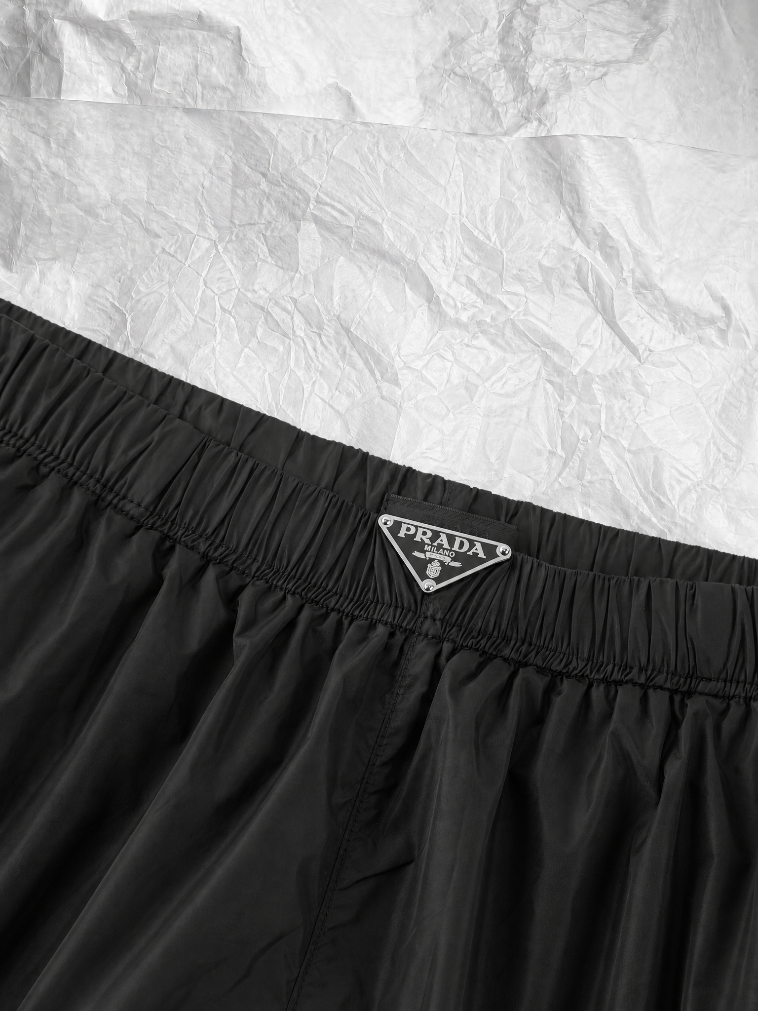 Prada PRA Re-Nylon 钢标沙滩短裤