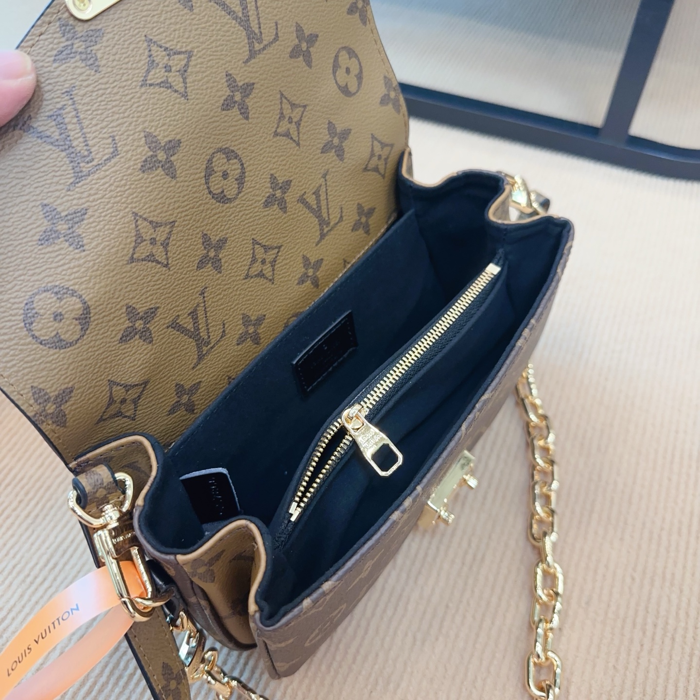 💰280包邮 折叠礼盒➕飞机盒
L家 新款小邮差metis（全钢五金）
完美尺寸的lv邮差包来啦
使用率超级高！真的爱啦！
尺寸20.5.12 xw
