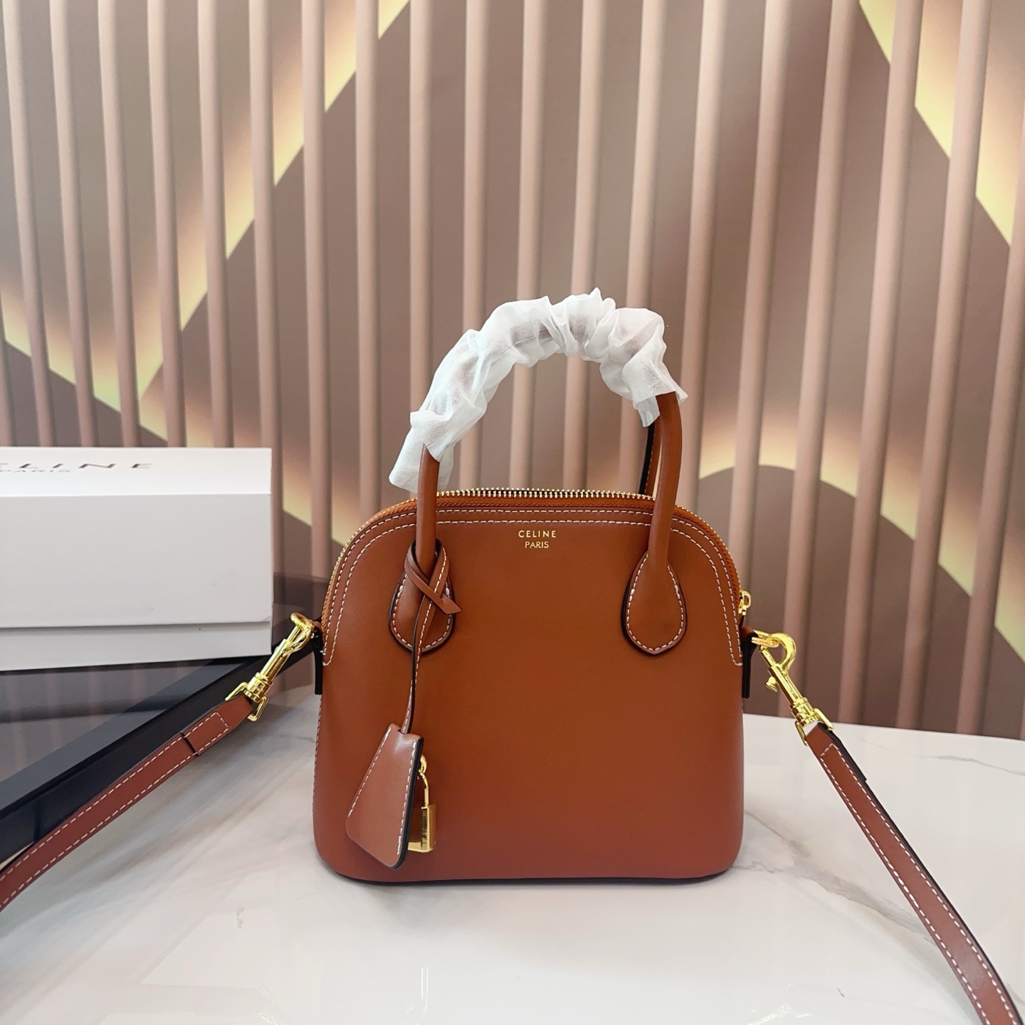 💰355 配折叠盒子
赛琳贝壳
CELINE| 限定特别款来袭
全新的包型 可手提也可以斜挎肩背
是本季的老花限定特定款哦!!
超有气质的一款~
尺寸:21.5 18 wb