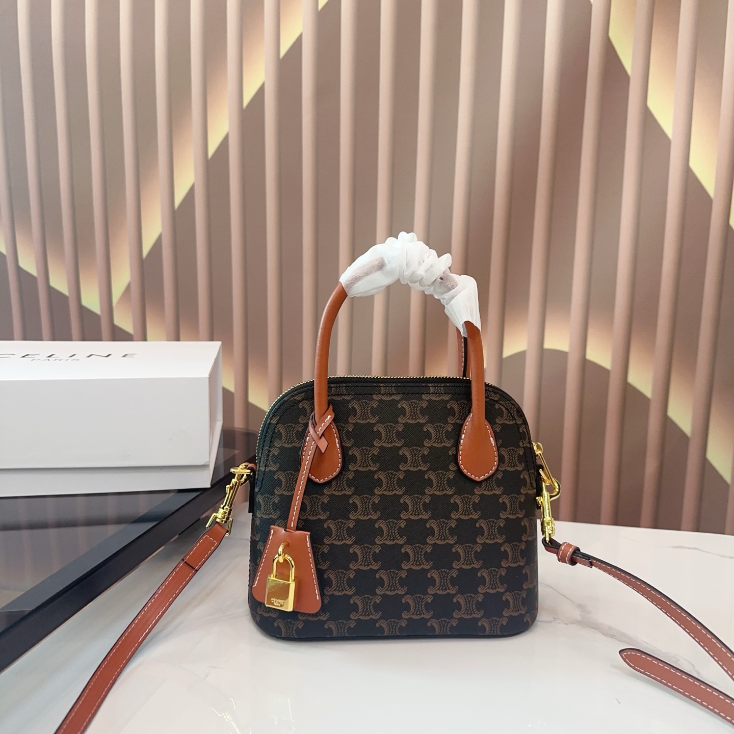 💰355 配折叠盒子
赛琳贝壳
CELINE| 限定特别款来袭
全新的包型 可手提也可以斜挎肩背
是本季的老花限定特定款哦!!
超有气质的一款~
尺寸:21.5 18 wb