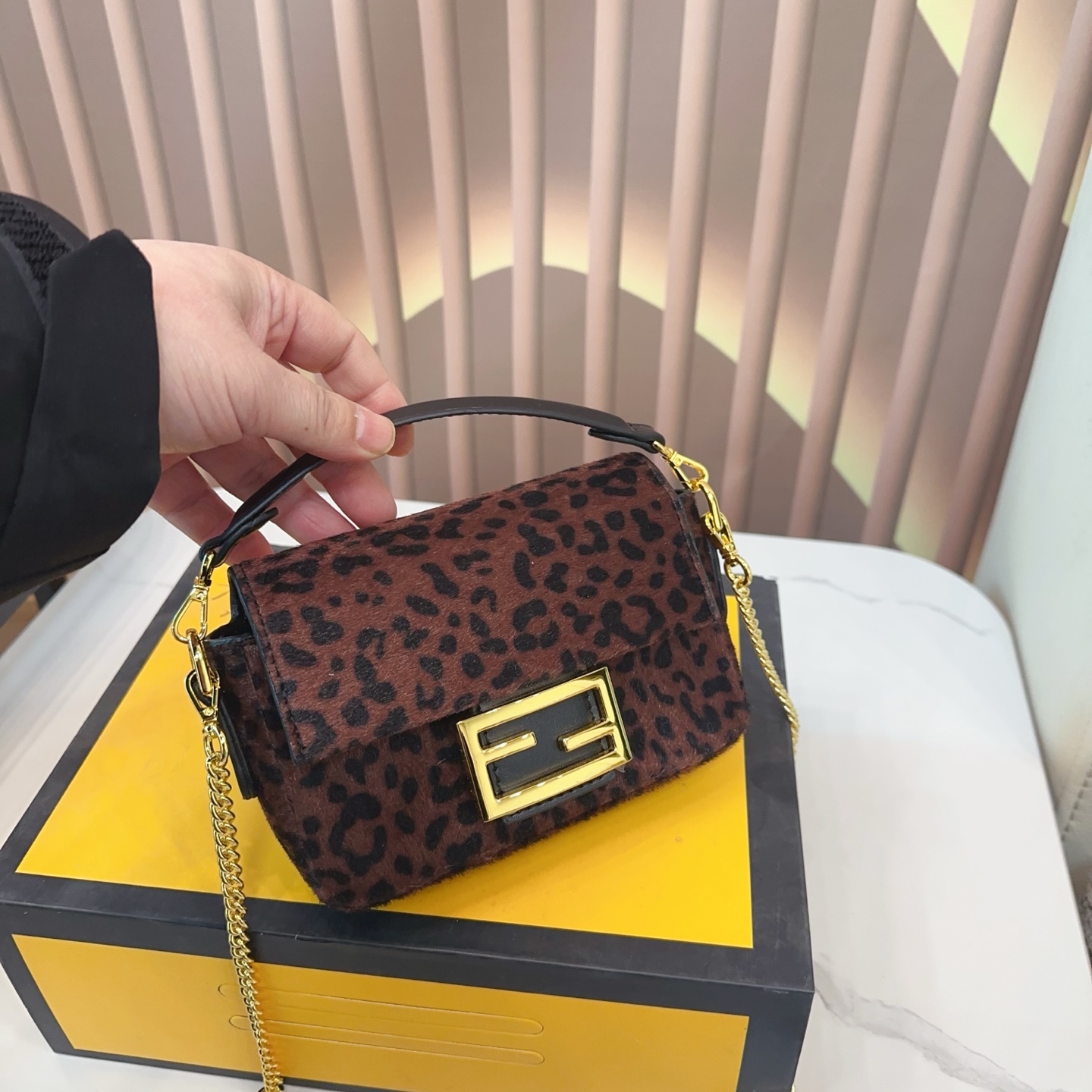 P233 Gift Box | Fendi Mini Baguette Bag | Fendi Mini Baguette Bag, Classic Brown Ff Old Flower Jacquard Fabric + Metal Lock, Retro, Elegant And Fashionable. Equipped With A Detachable Chain Shoulder Strap, It Can Be Carried By Hand, Cross-body Or On The Shoulder, Making It Easy To Carry For Daily Commuting Or Dating. Although The Capacity Is Small, It Is Super Practical. It Can Hold A Mobile Phone, Lipstick, And Keys. It Is A Popular Item That Is Light Luxury And Versatile. It Is Both Fashionable And Practical. I Really Recommend It Size 17 13cm. Bx